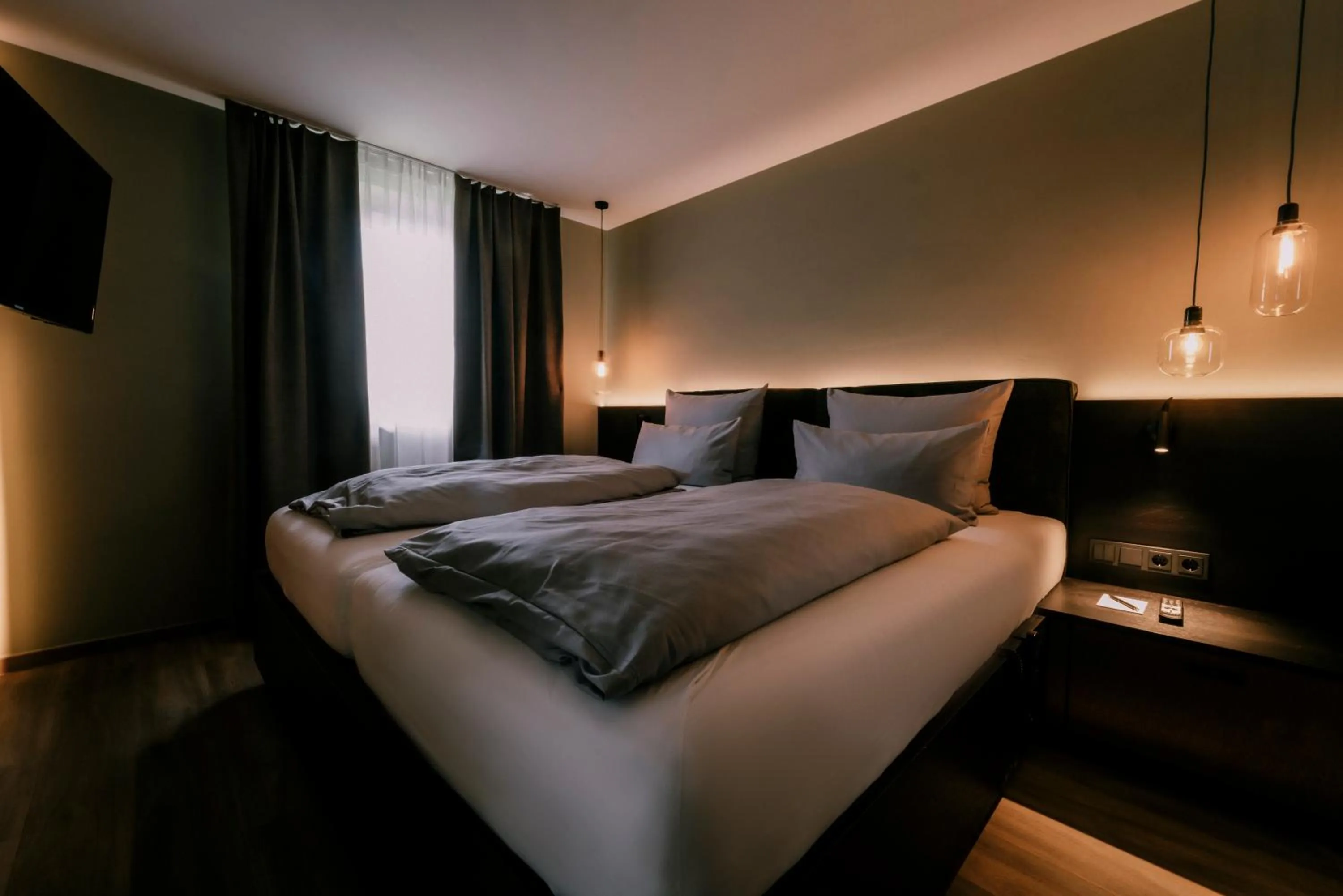 Bedroom, Bed in Holzapfel