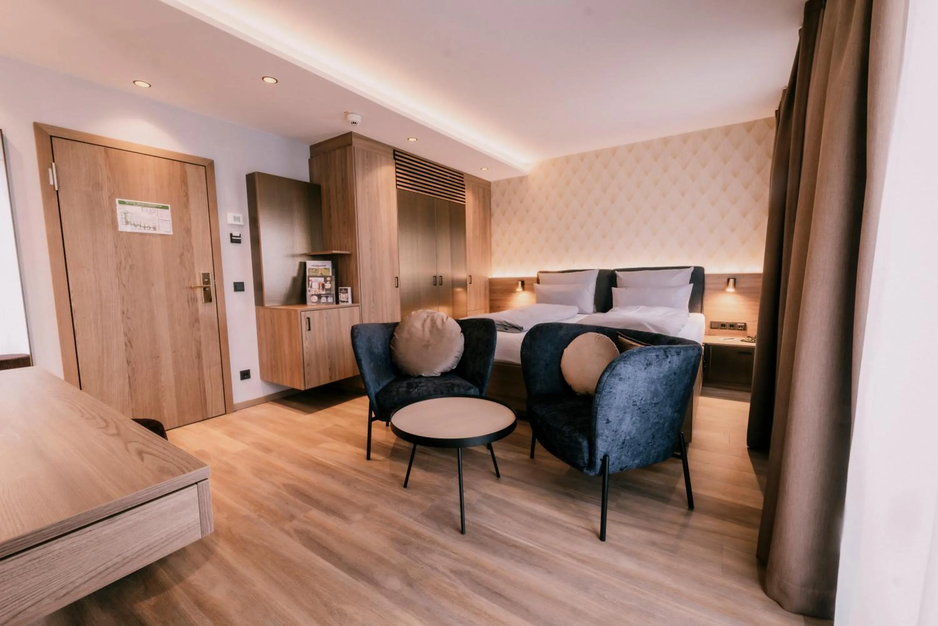 Photo of the whole room in Holzapfel