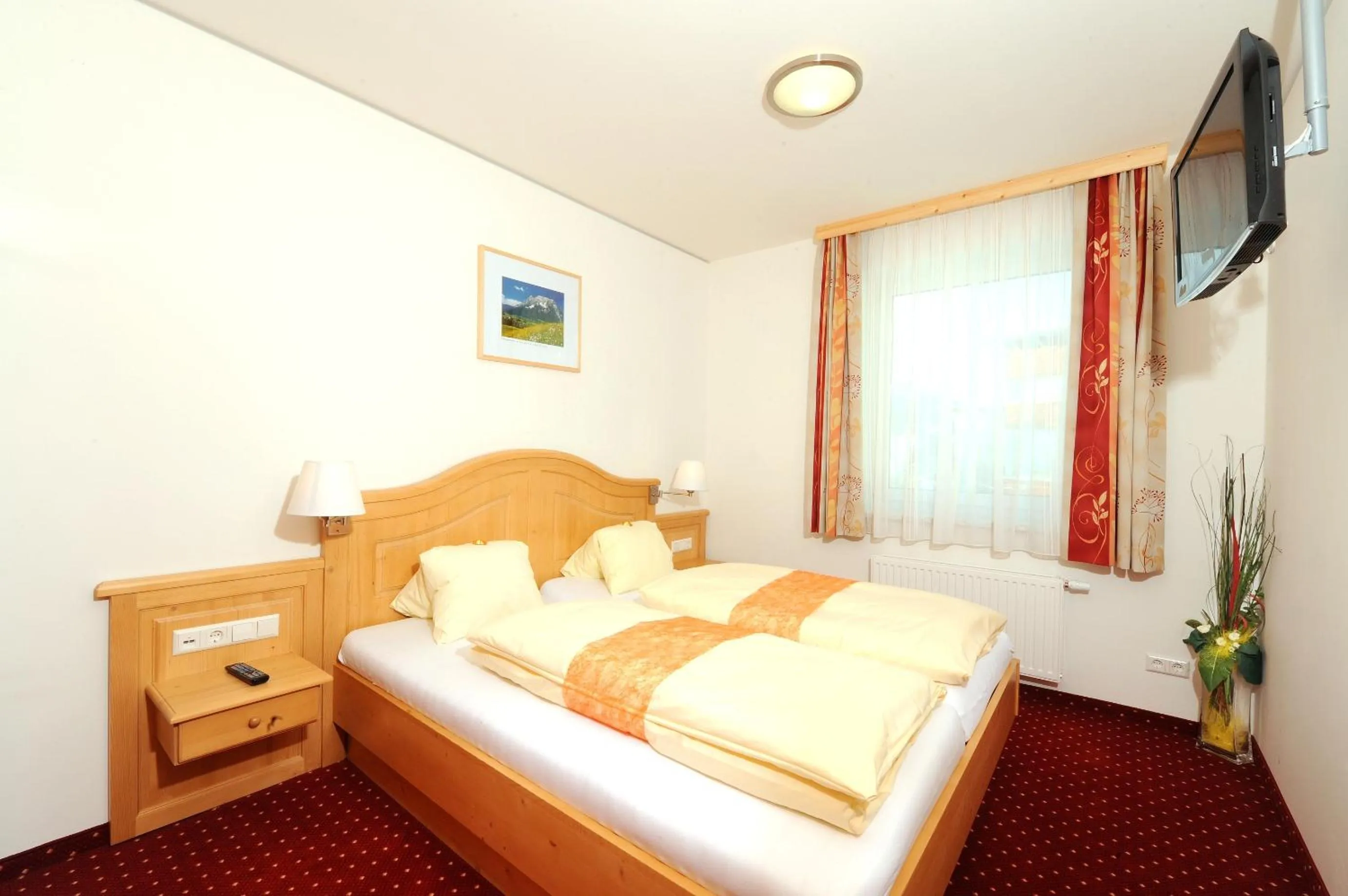 Bed in Hotel-Restaurant Kirchenwirt Aigen