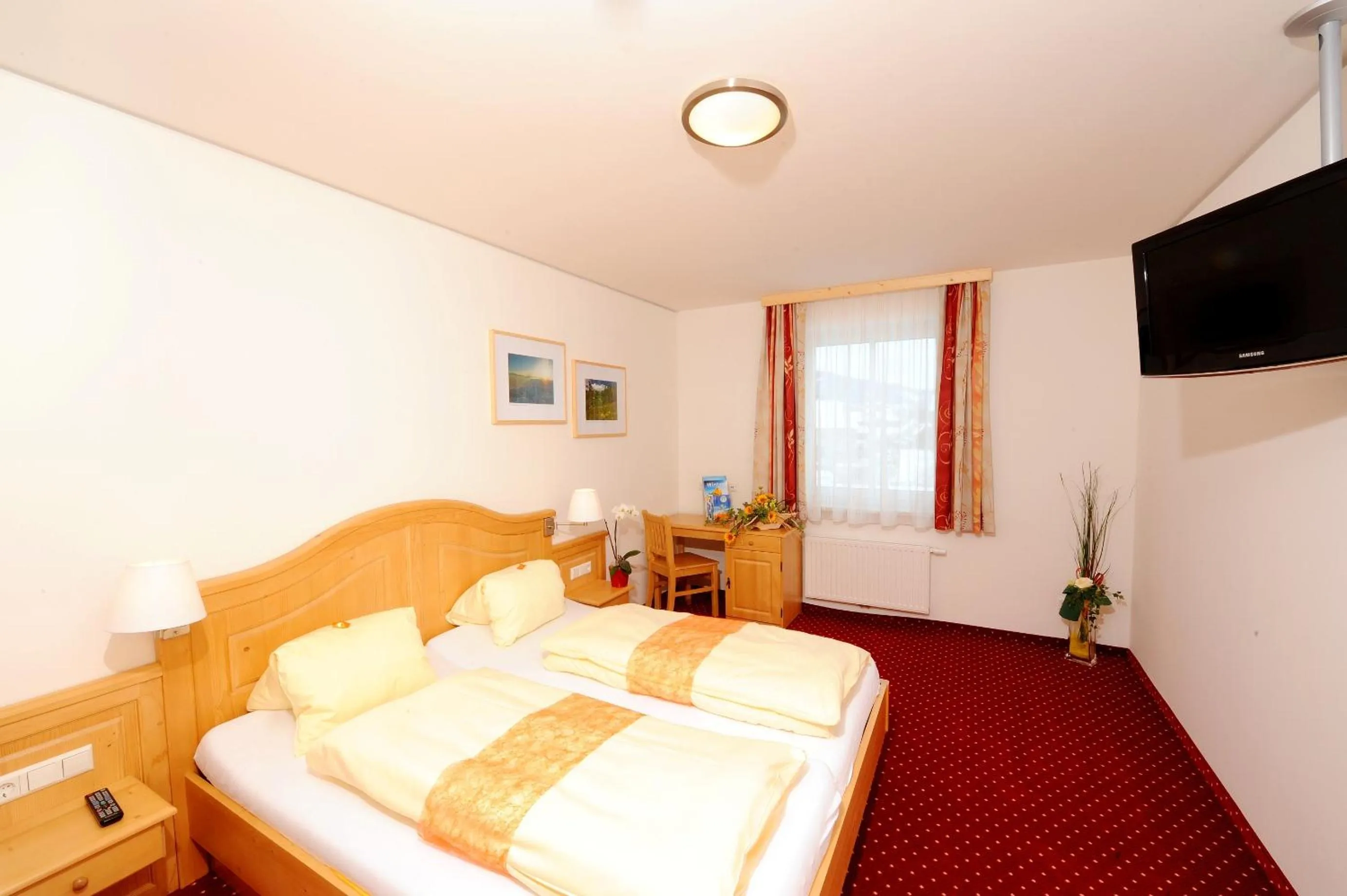 Bed in Hotel-Restaurant Kirchenwirt Aigen