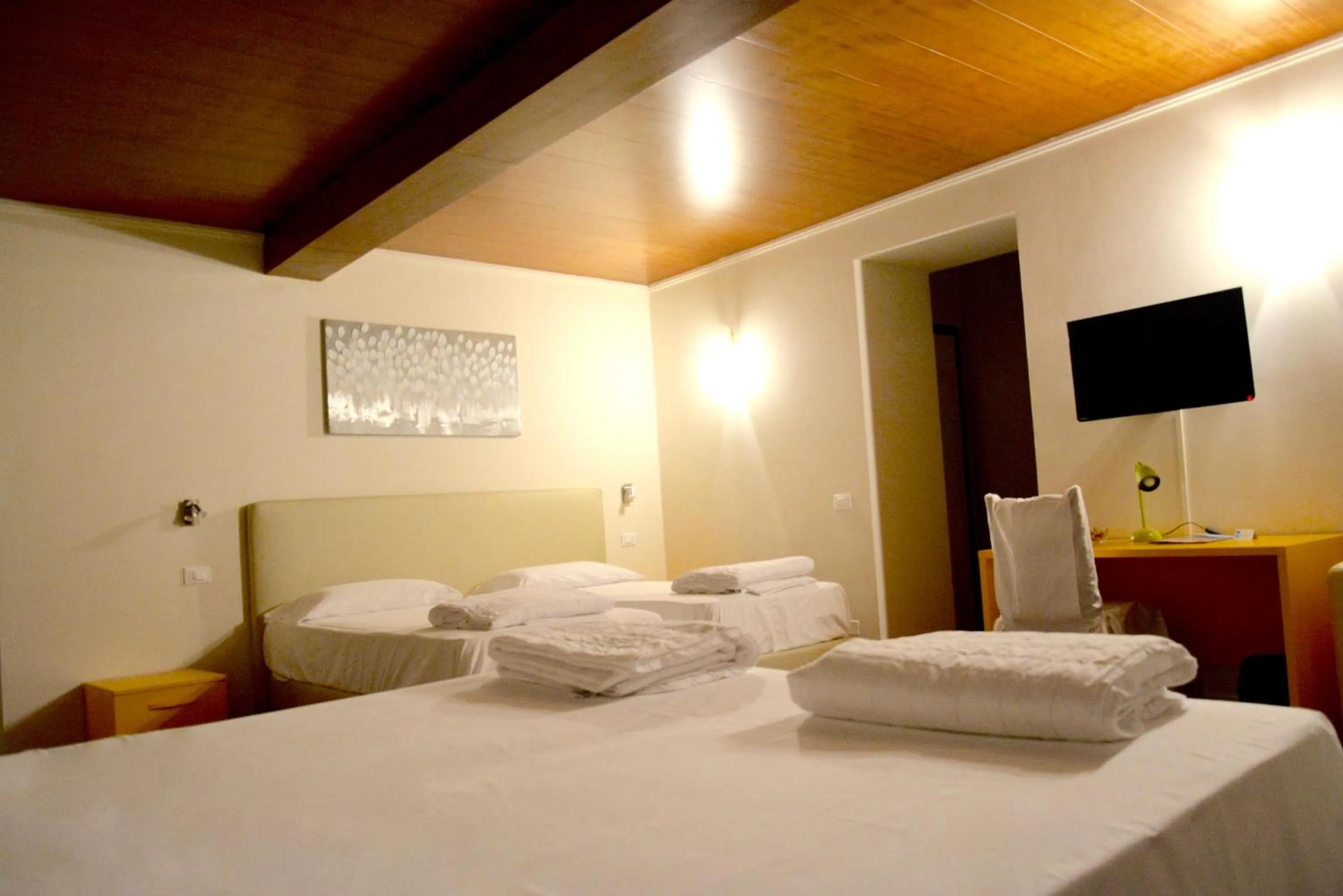 Photo of the whole room, Bed in Hotel Pinamonte