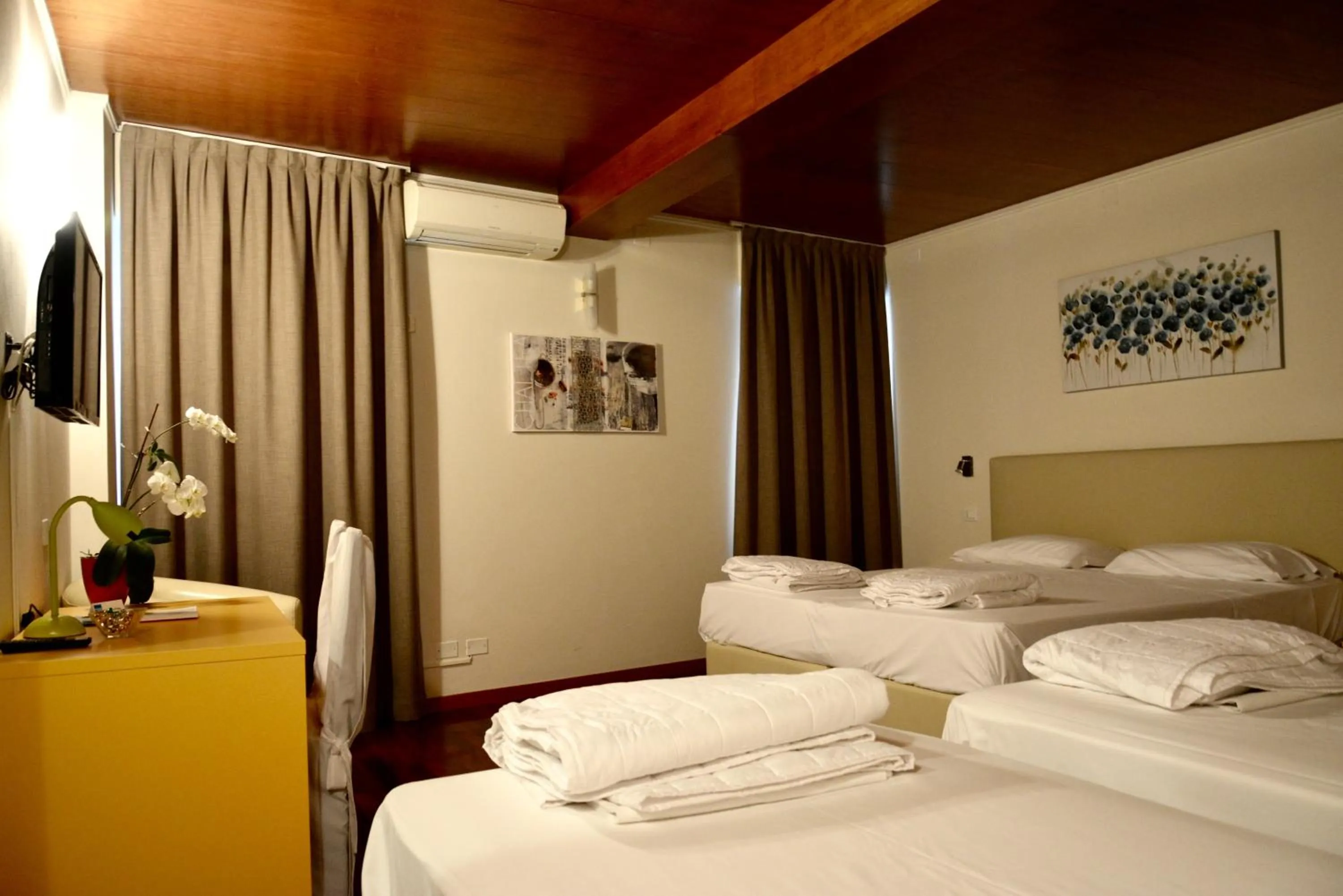 Photo of the whole room, Bed in Hotel Pinamonte