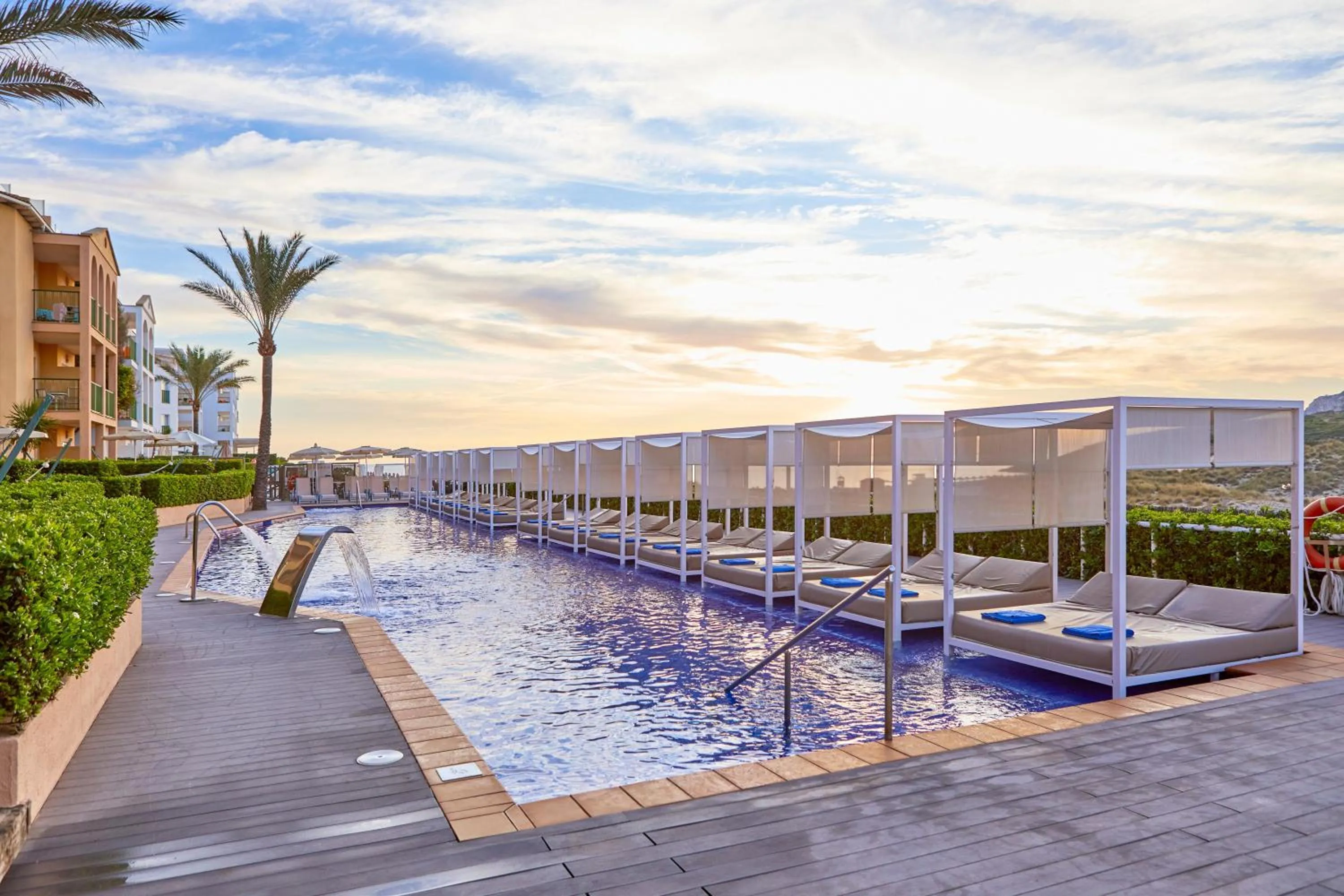 Swimming pool in Zafiro Cala Mesquida