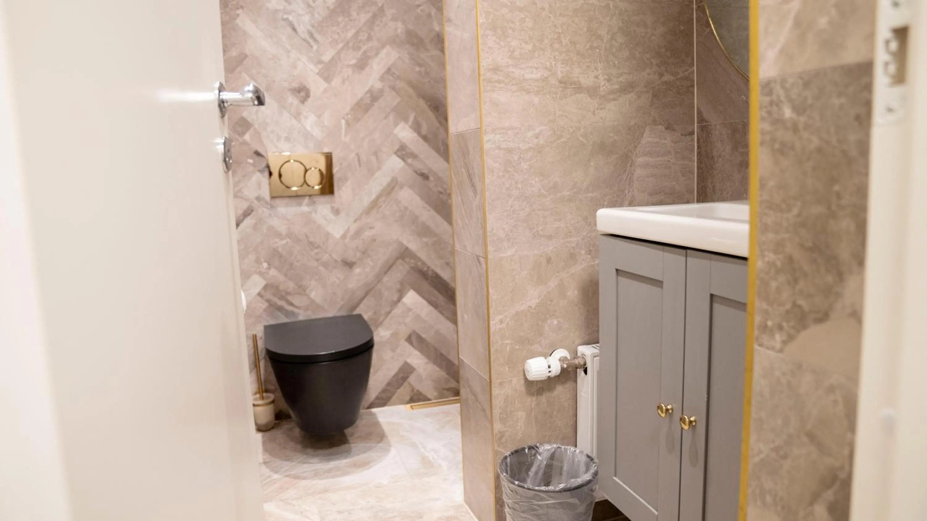 Public Bath in A Hotels City