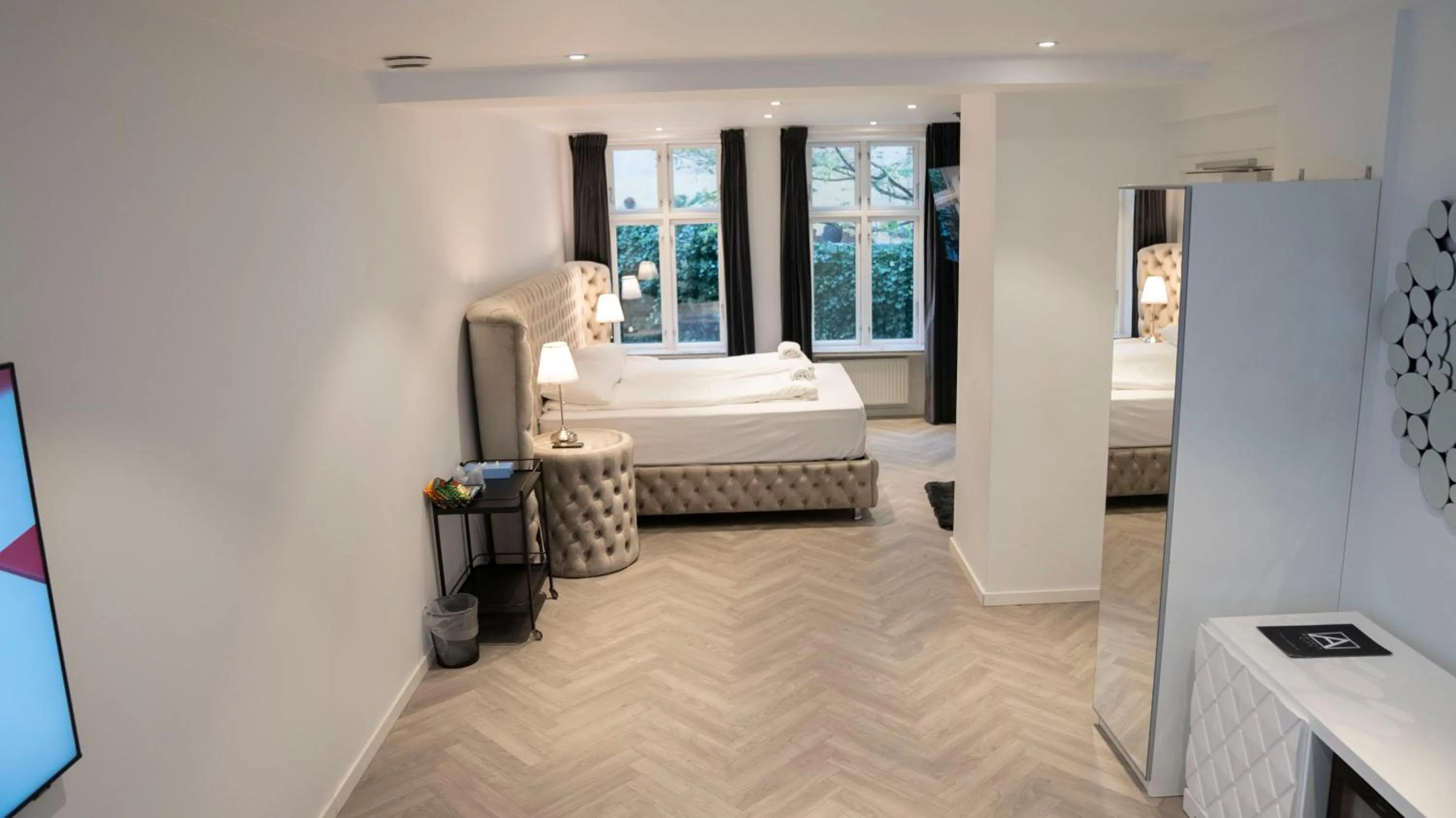 Living room, Bed in A Hotels City