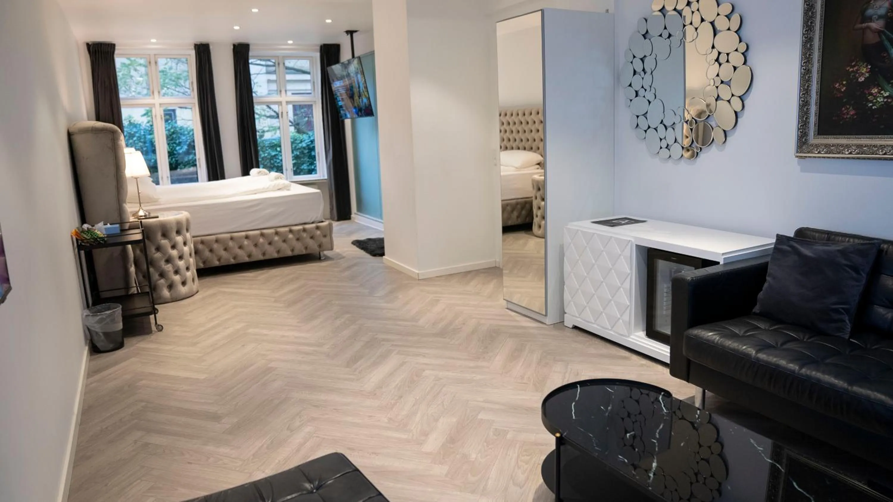 Living room, Bed in A Hotels City