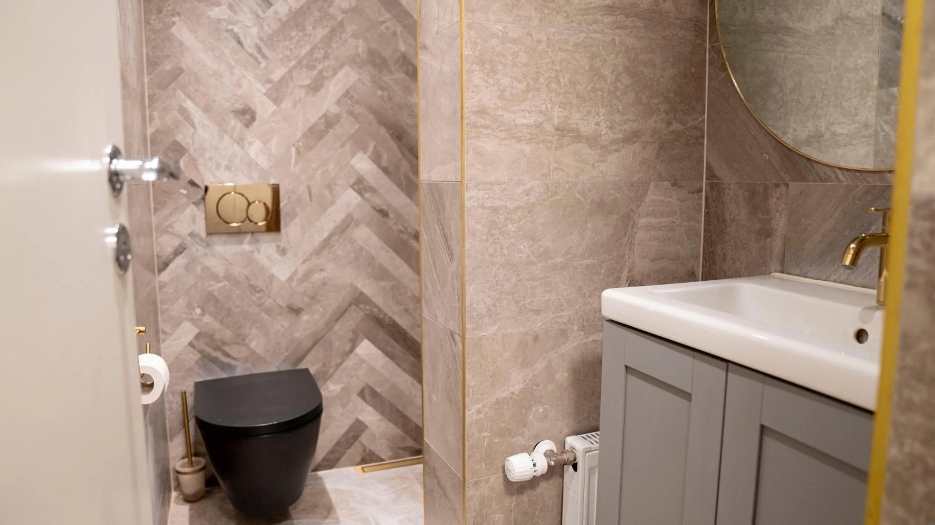 Public Bath in A Hotels City