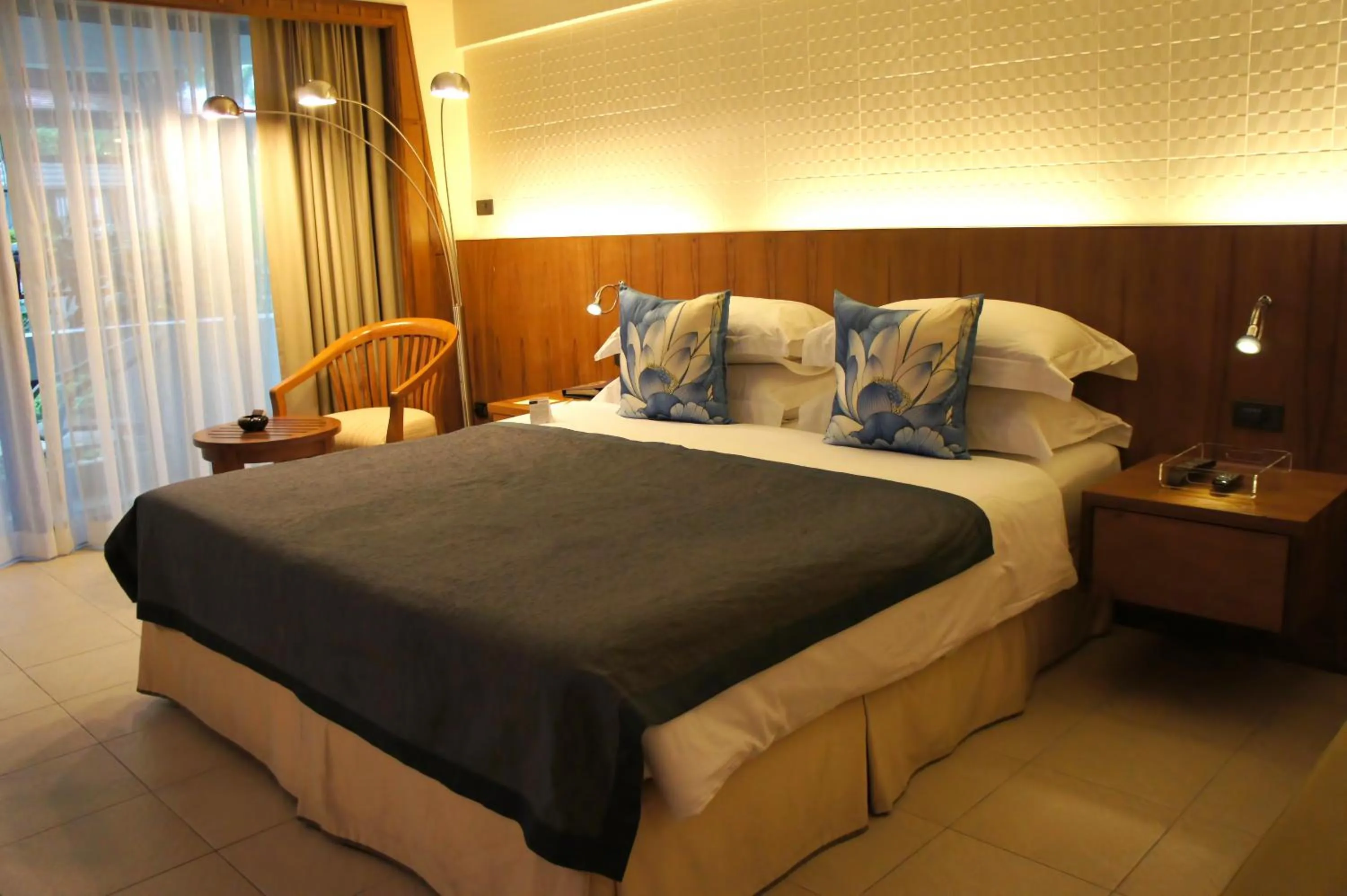 Seating area, Bed in Safari Beach Hotel Patong