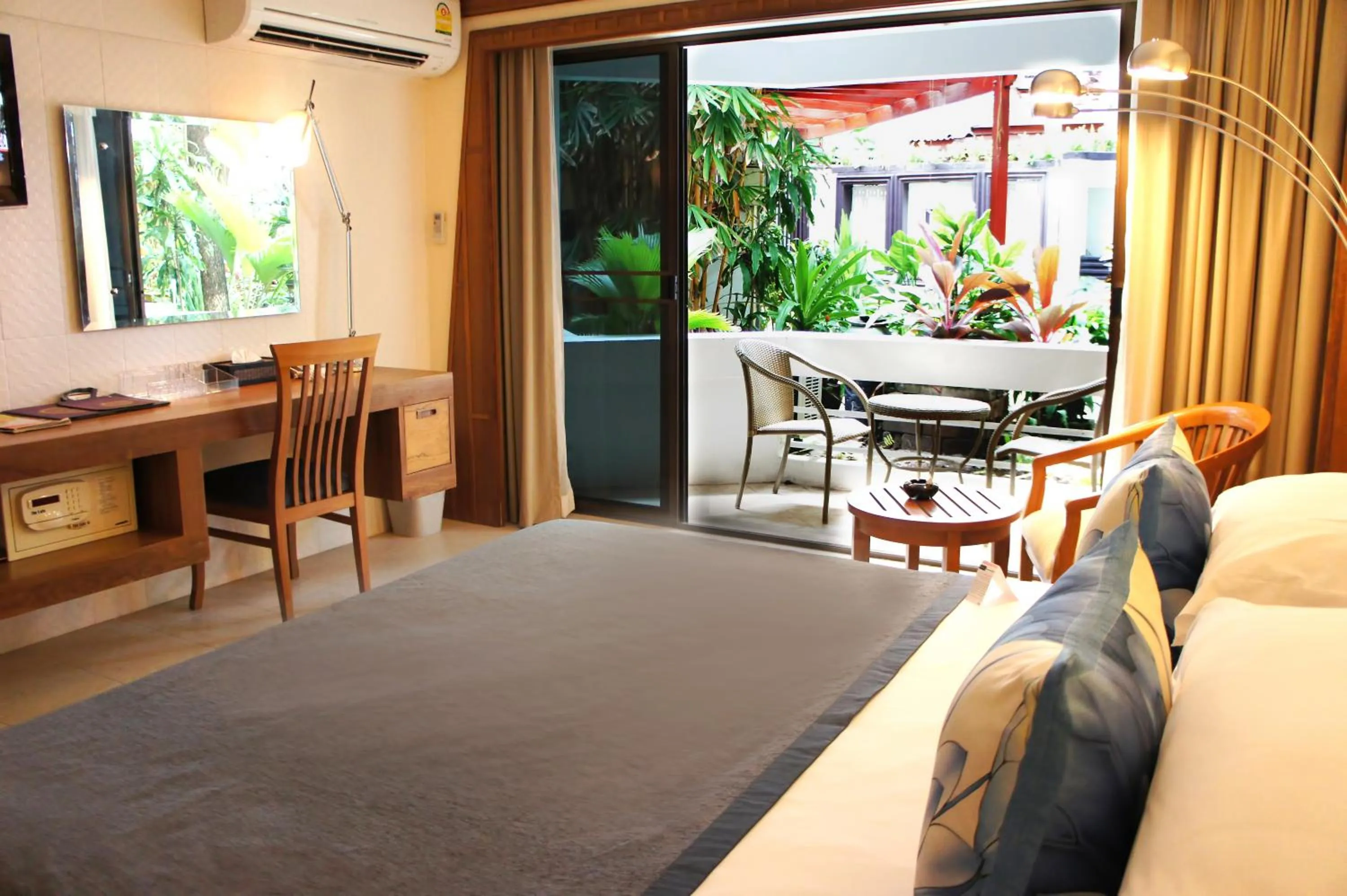 Photo of the whole room in Safari Beach Hotel Patong