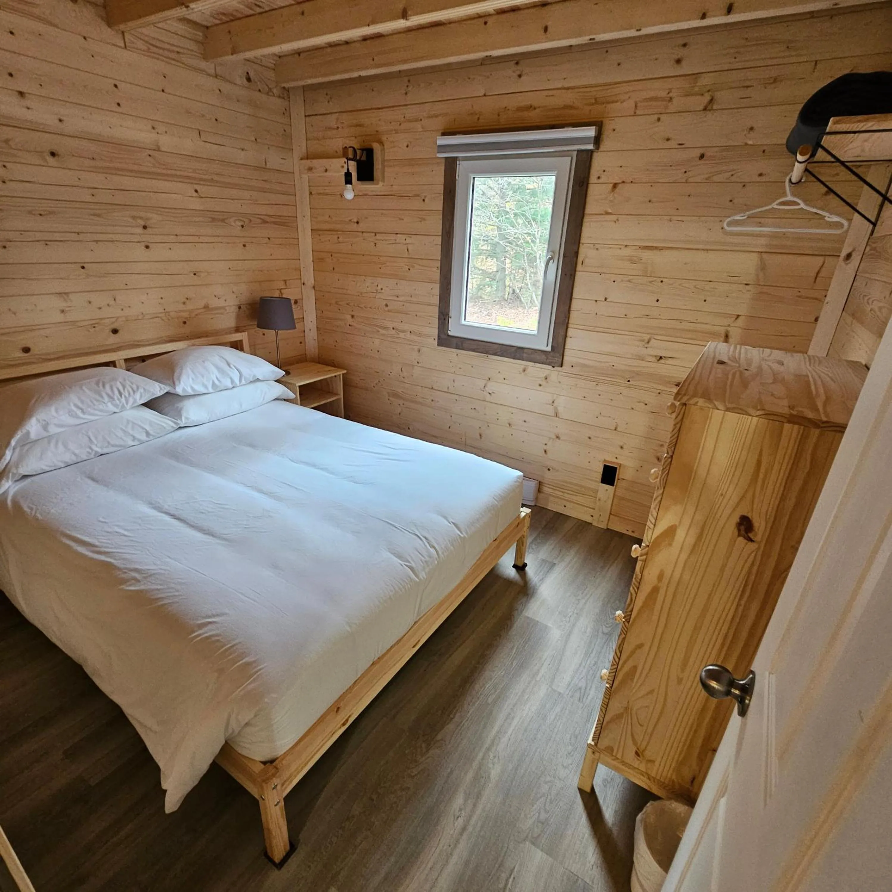 Bed in Parkway Cottage Resort and Trading Post