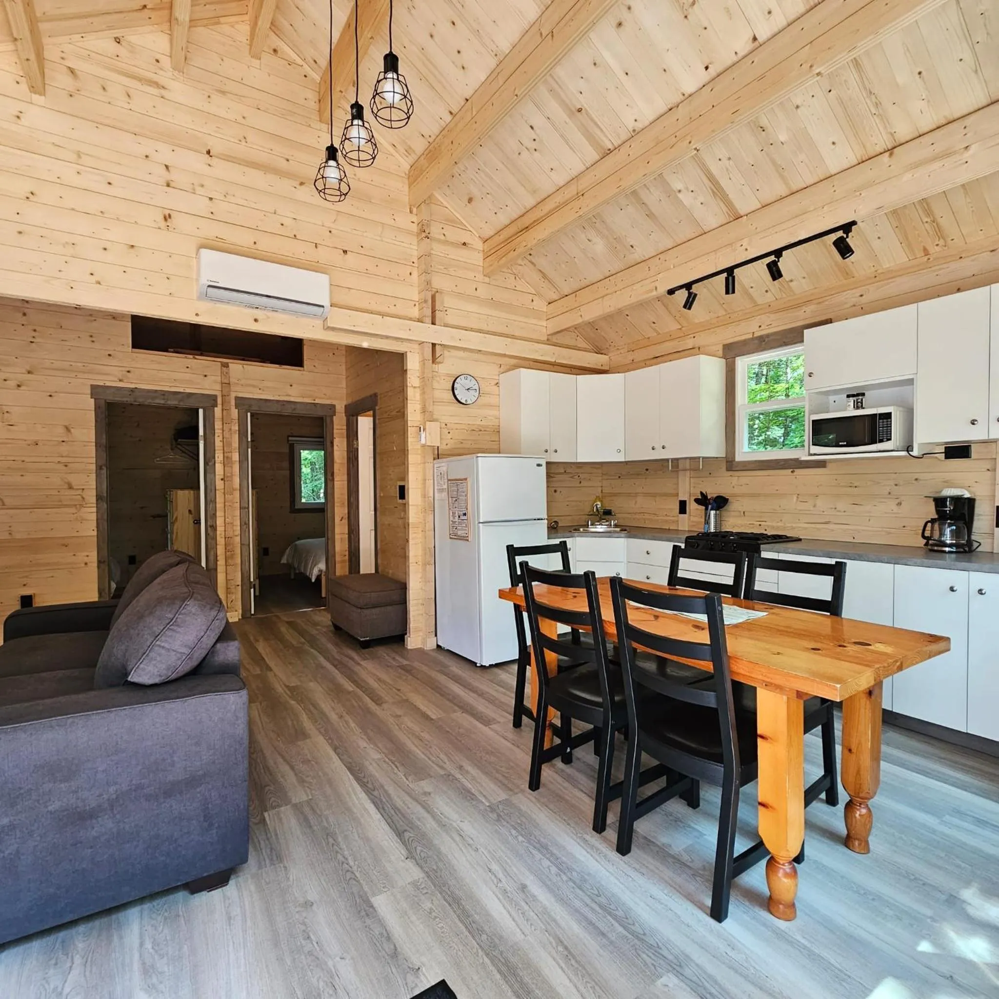 Kitchen or kitchenette in Parkway Cottage Resort and Trading Post