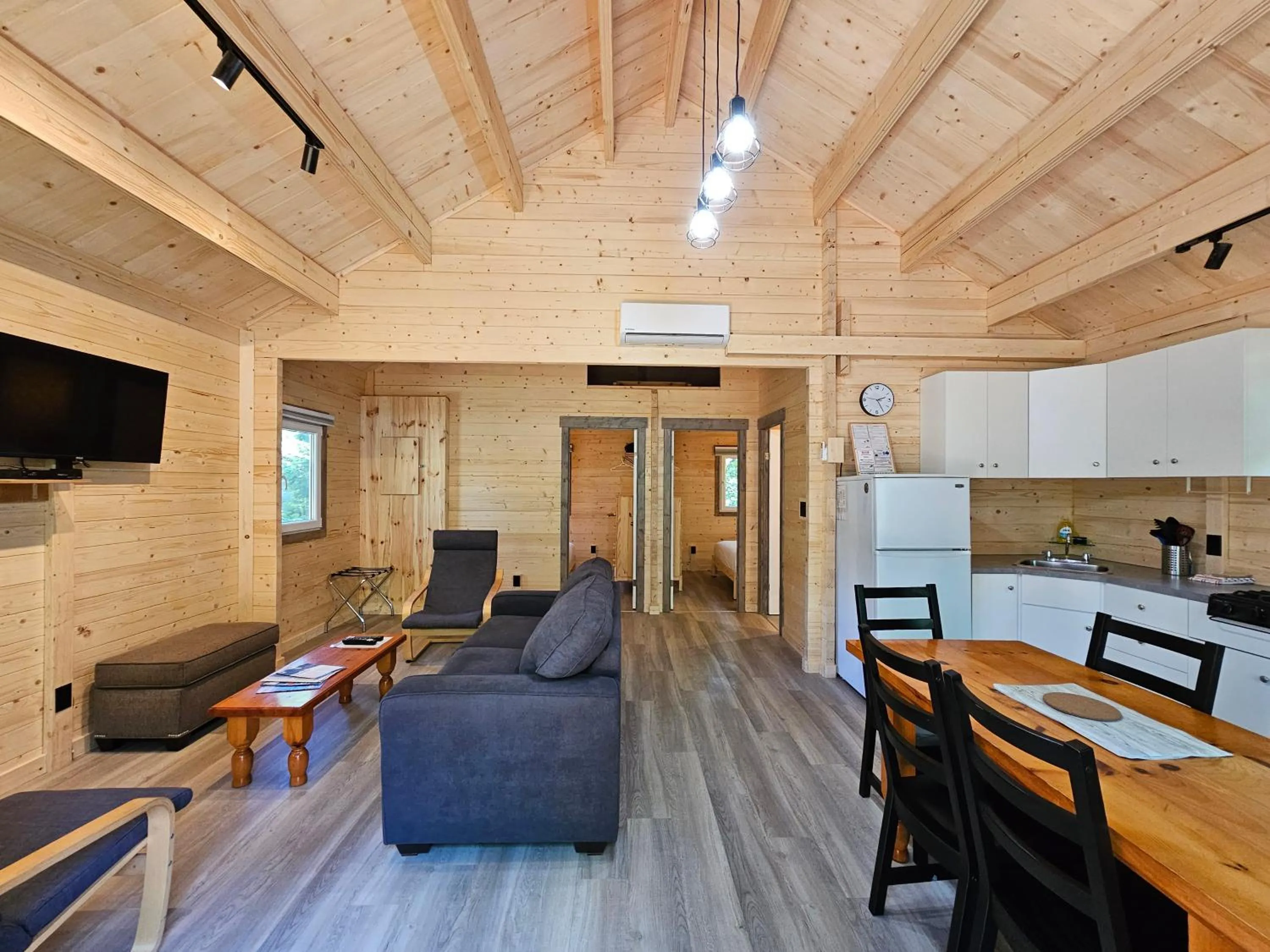 Kitchen or kitchenette in Parkway Cottage Resort and Trading Post