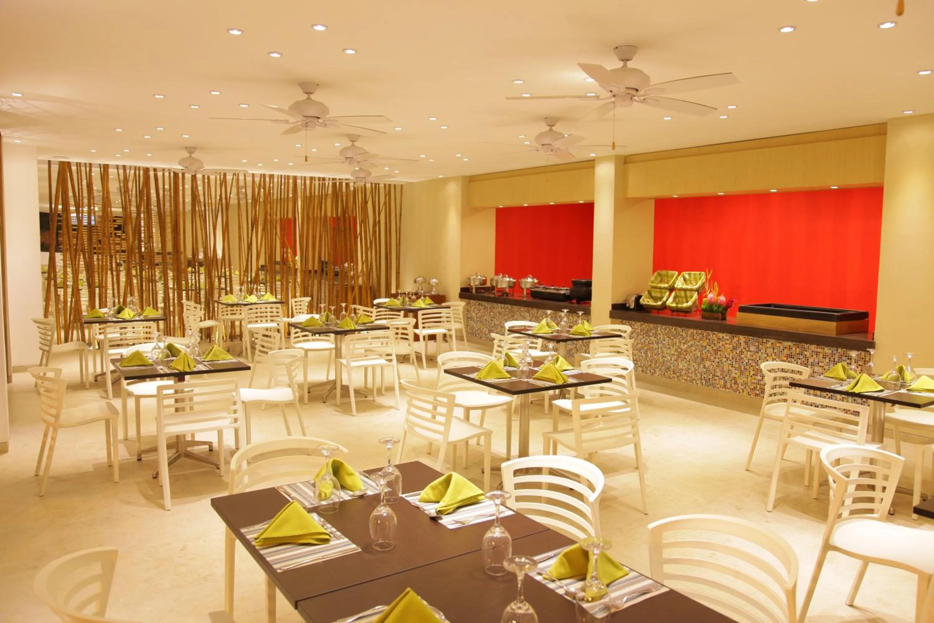 Restaurant/places to eat in Blu Hotel by Tamaca