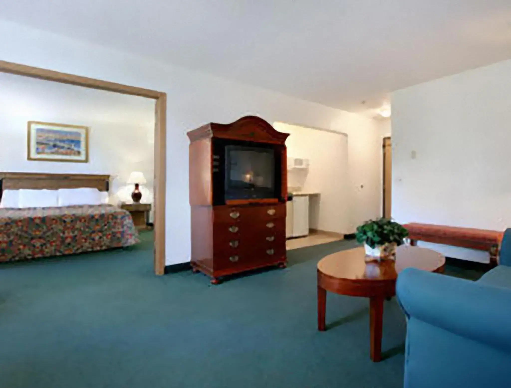 Photo of the whole room, TV/Entertainment Center in Travelodge by Wyndham Waukegan Gurnee