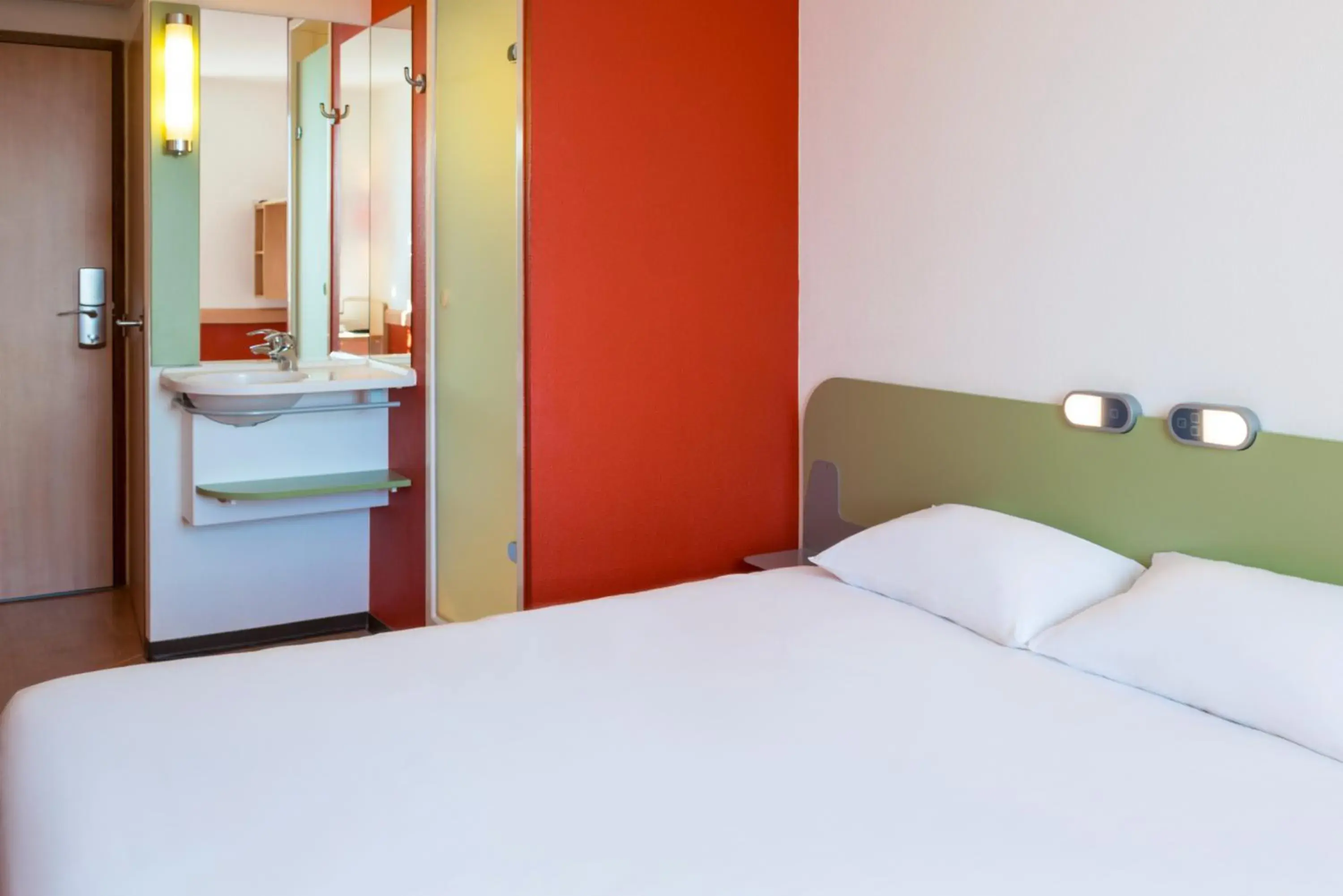 Bed in Ibis Budget Lyon Centre - Gare Part Dieu Bed in Ibis Budget Lyon Centre - Gare Part Dieu