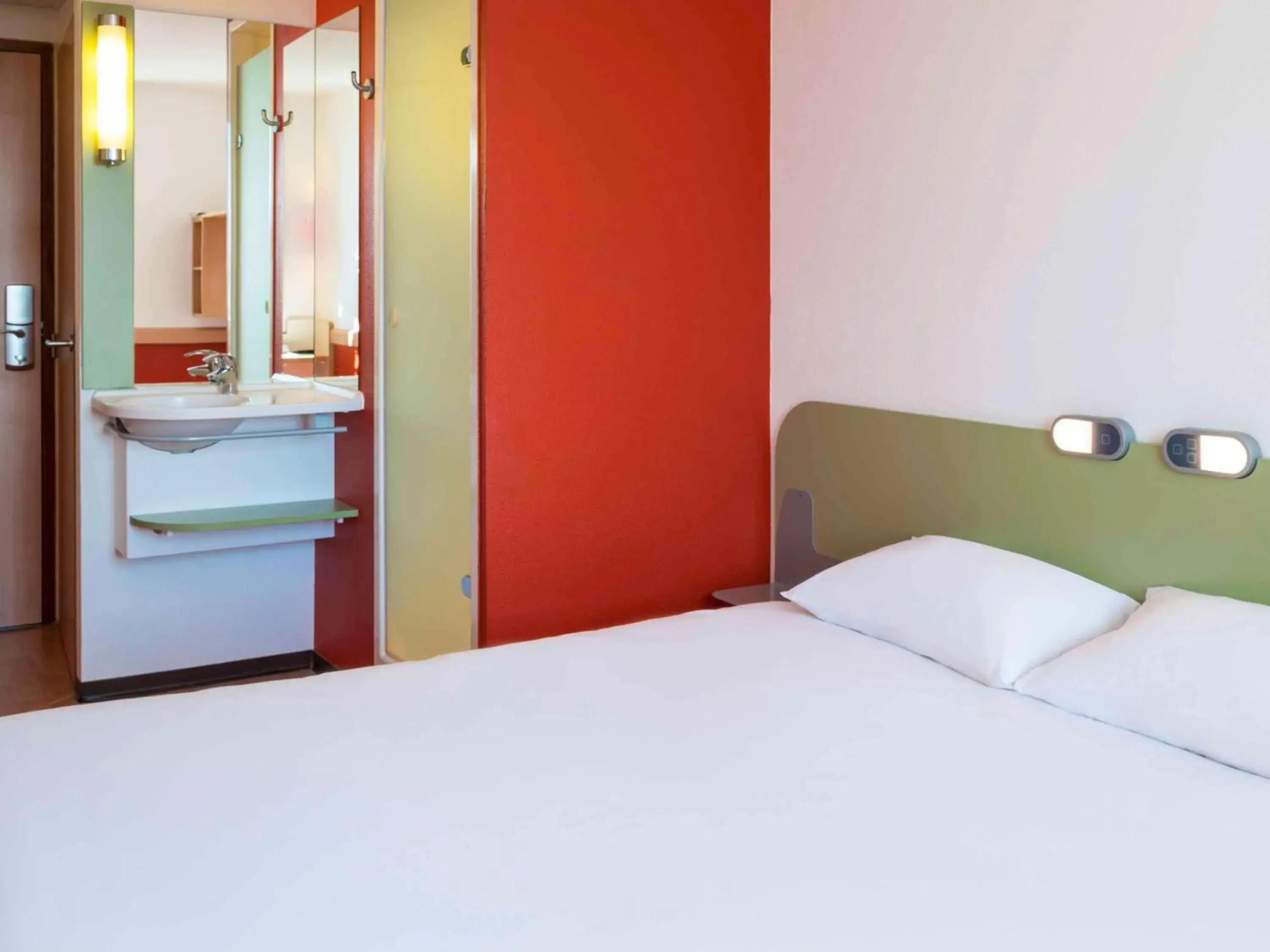 Photo of the whole room, Bed in Ibis Budget Lyon Centre - Gare Part Dieu Photo of the whole room, Bed in Ibis Budget Lyon Centre - Gare Part Dieu
