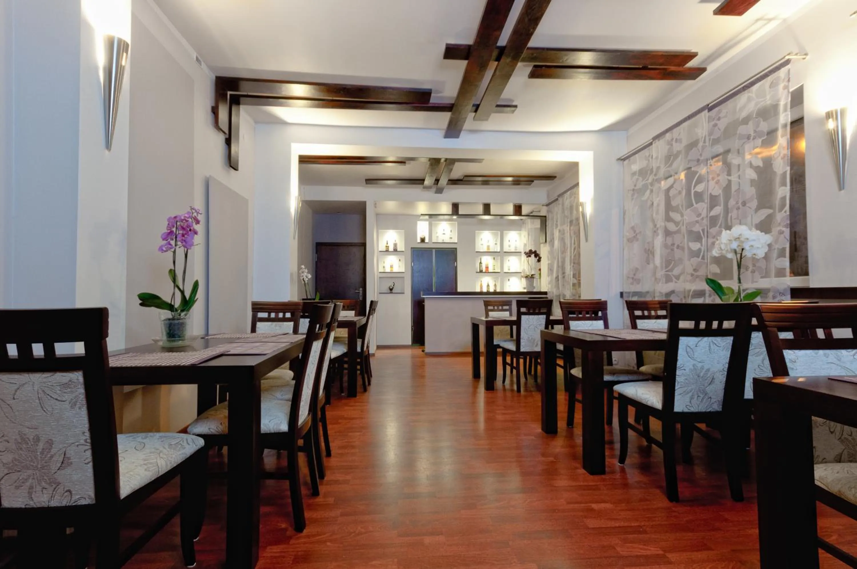 Restaurant/places to eat in Hotel-24