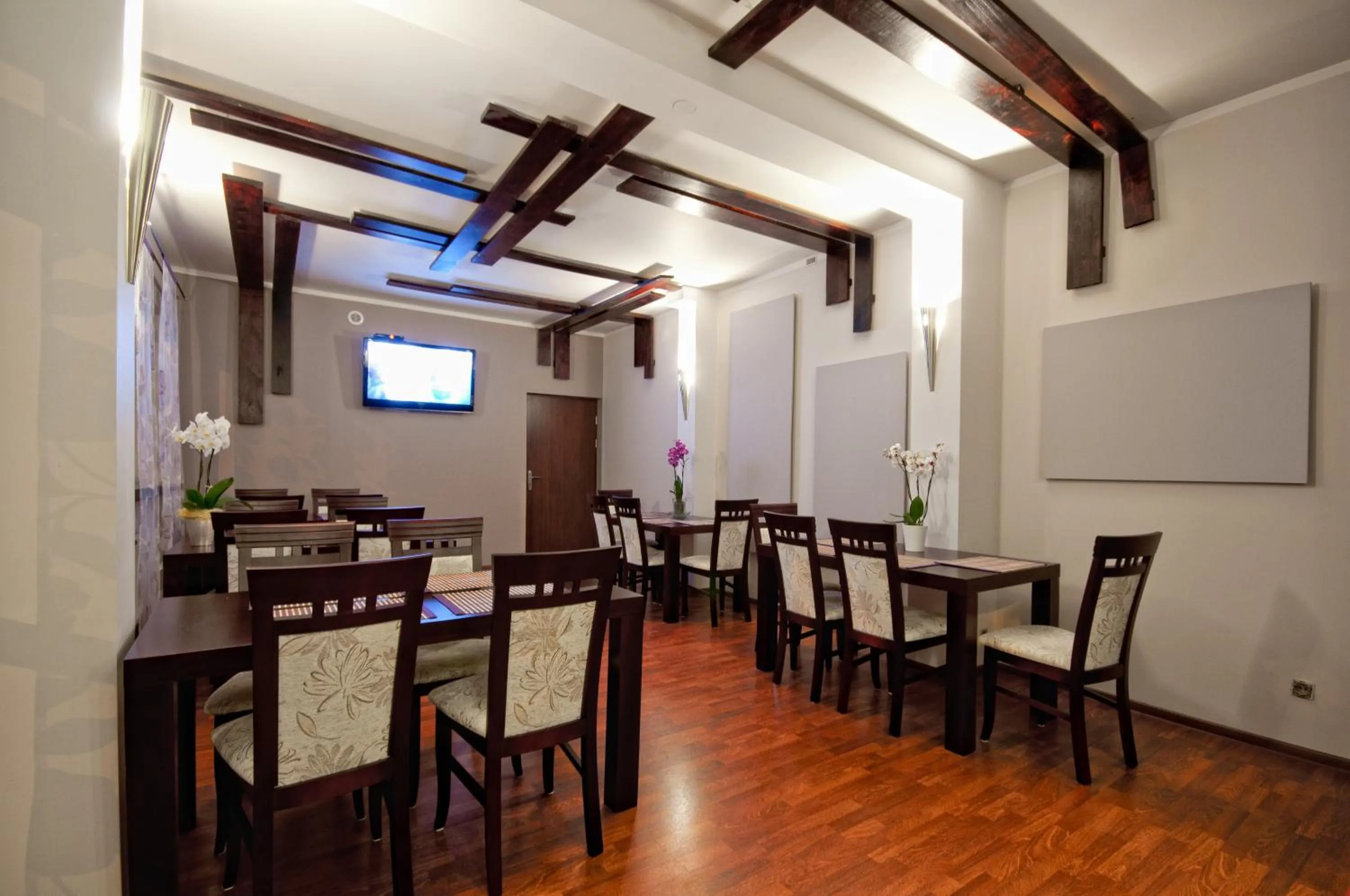 Restaurant/places to eat in Hotel-24