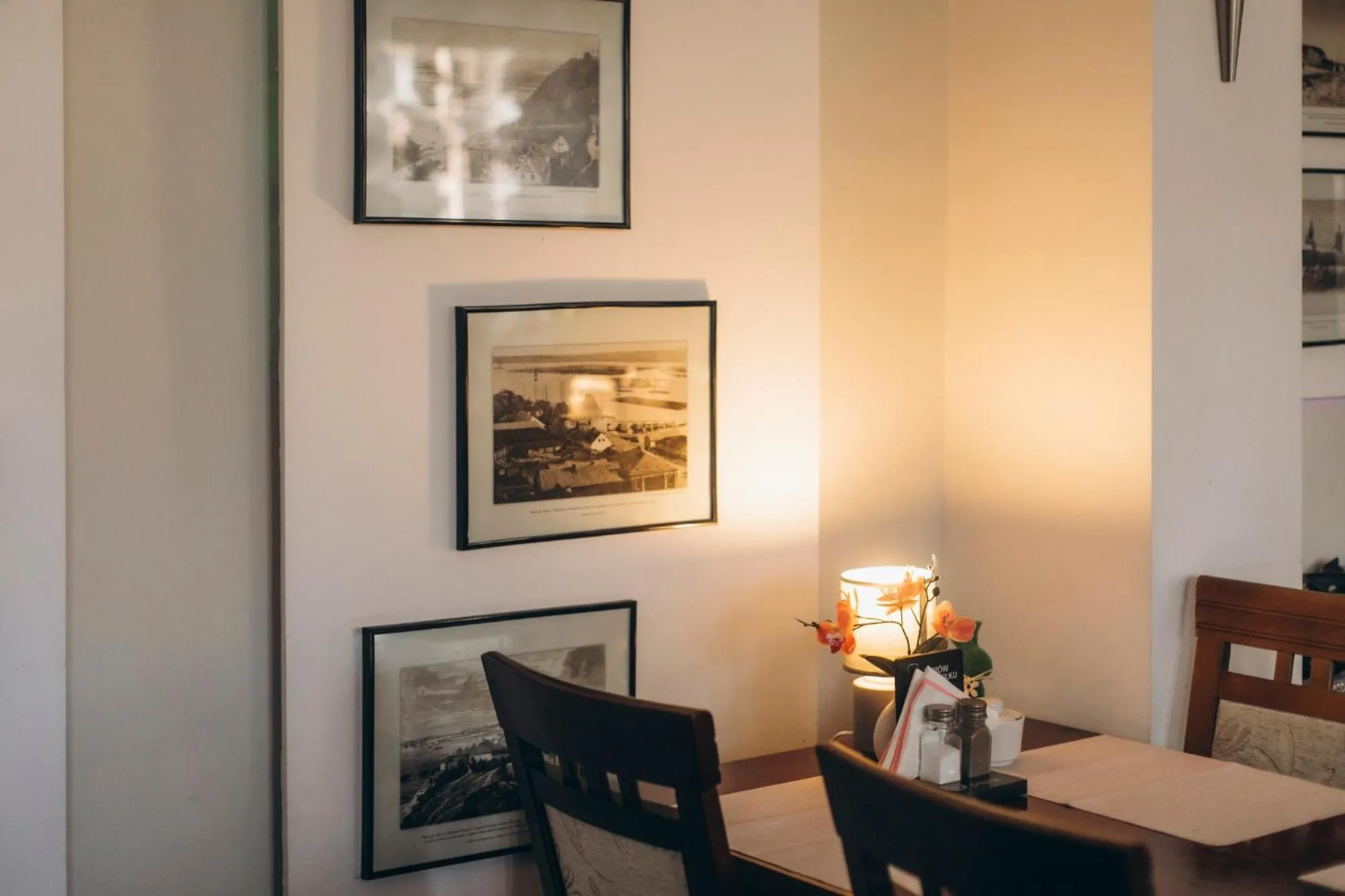 Restaurant/places to eat in Hotel-24