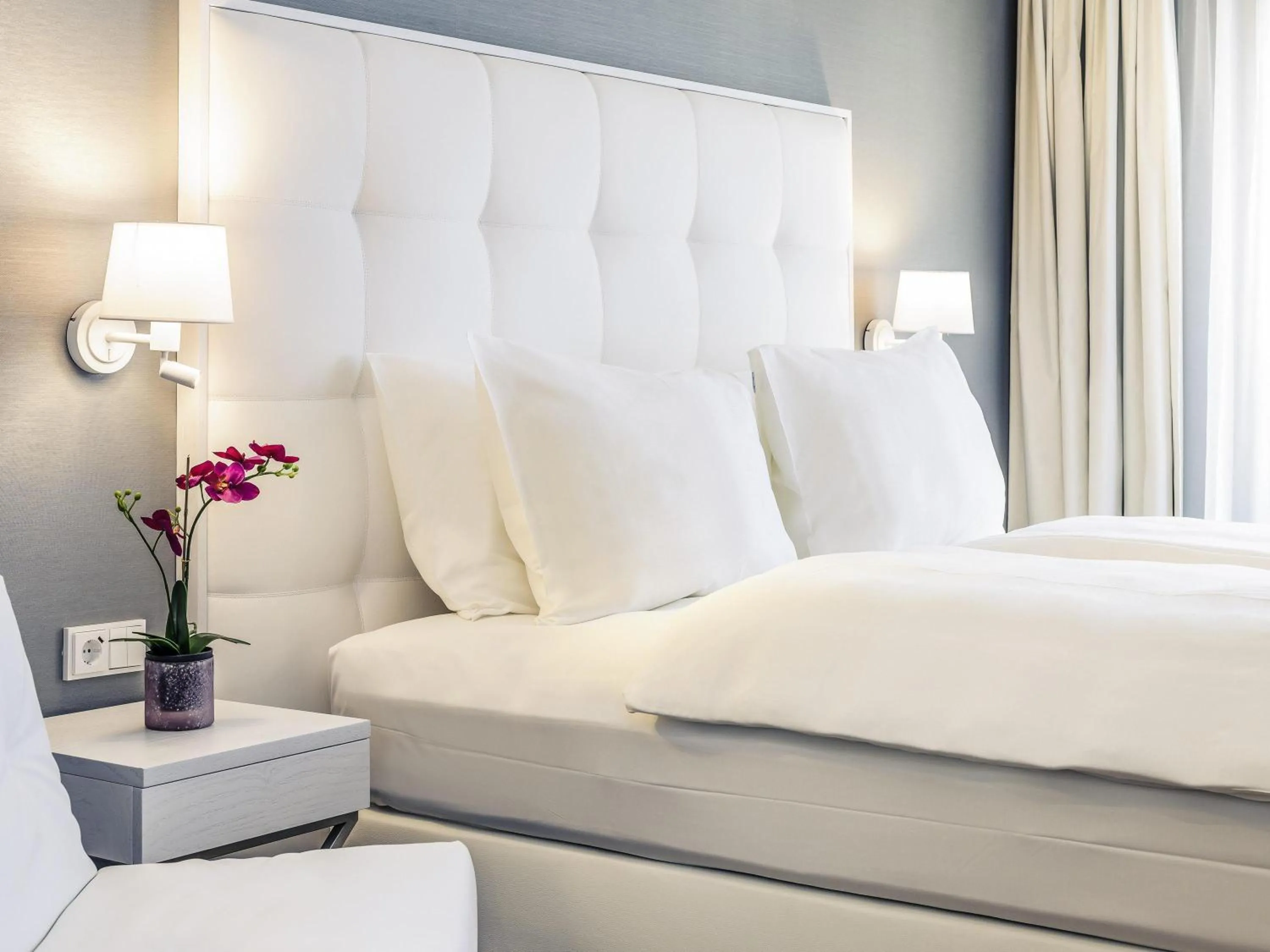 Bedroom, Bed in Mercure Hotel Raphael Wien