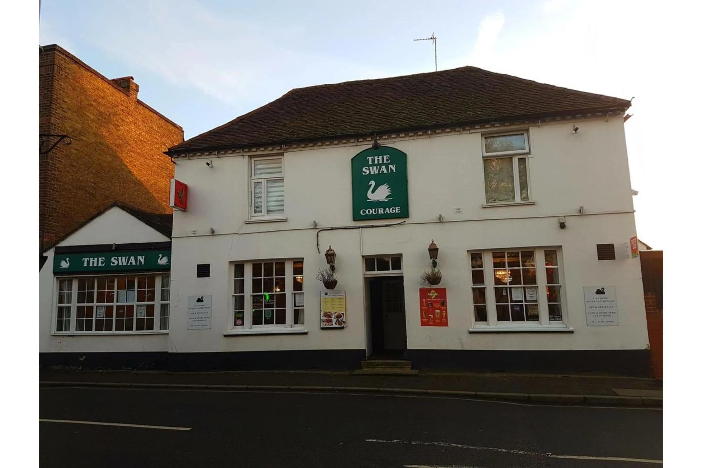 Facade/entrance in Swan Inn, Heathrow Airport