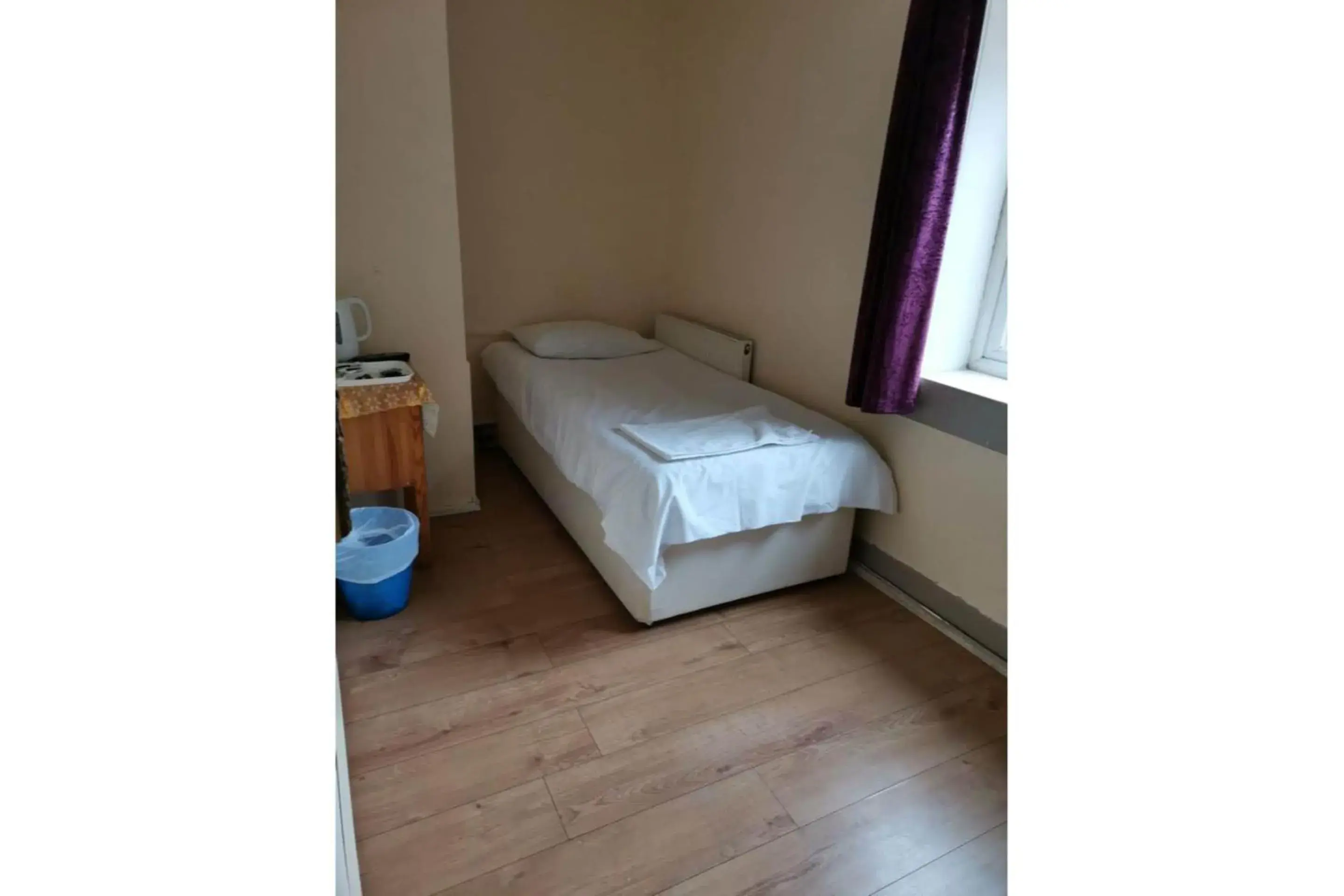 Bedroom, Bed in Swan Inn, Heathrow Airport Bedroom, Bed in Swan Inn, Heathrow Airport