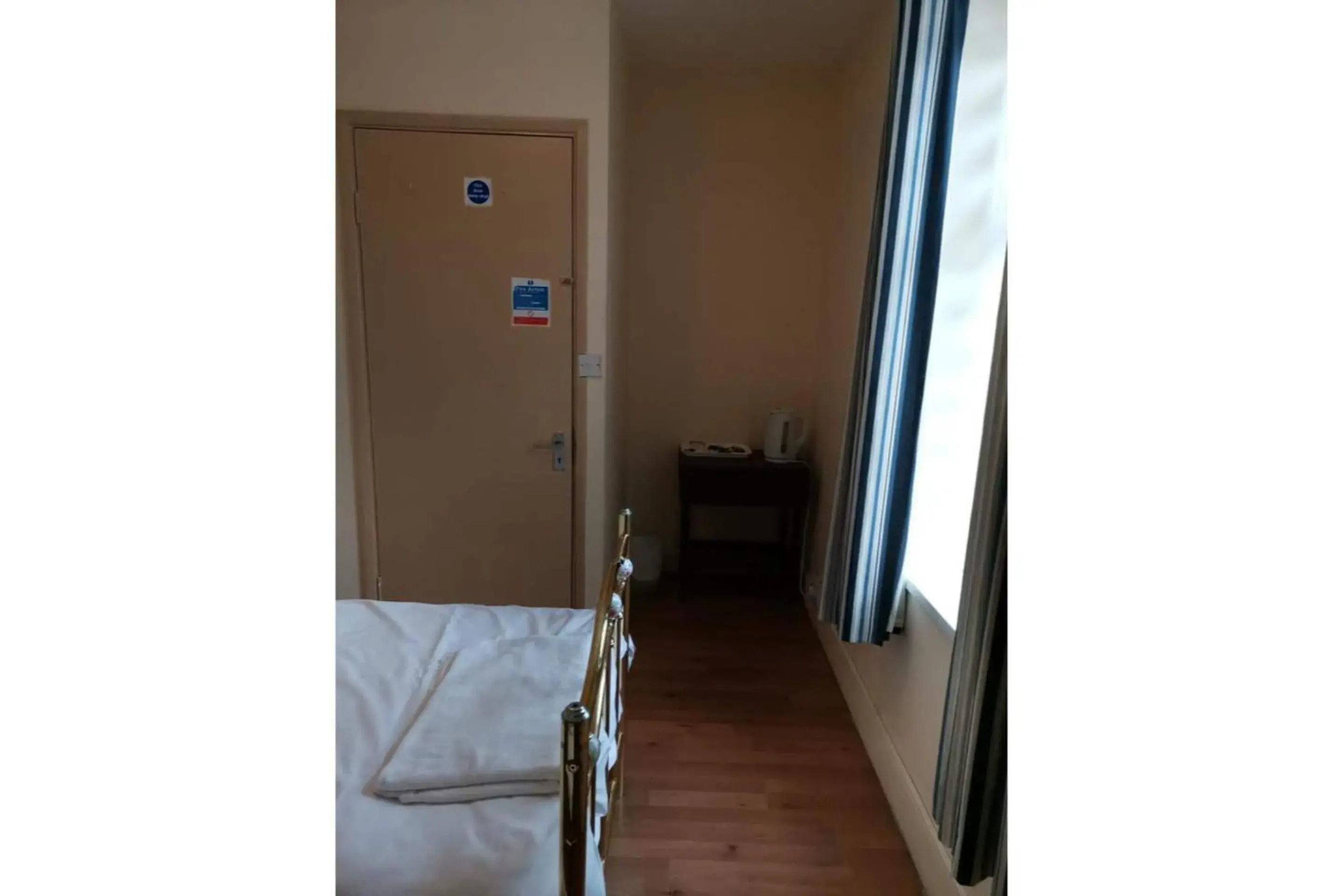 Bedroom, Bed in Swan Inn, Heathrow Airport Bedroom, Bed in Swan Inn, Heathrow Airport