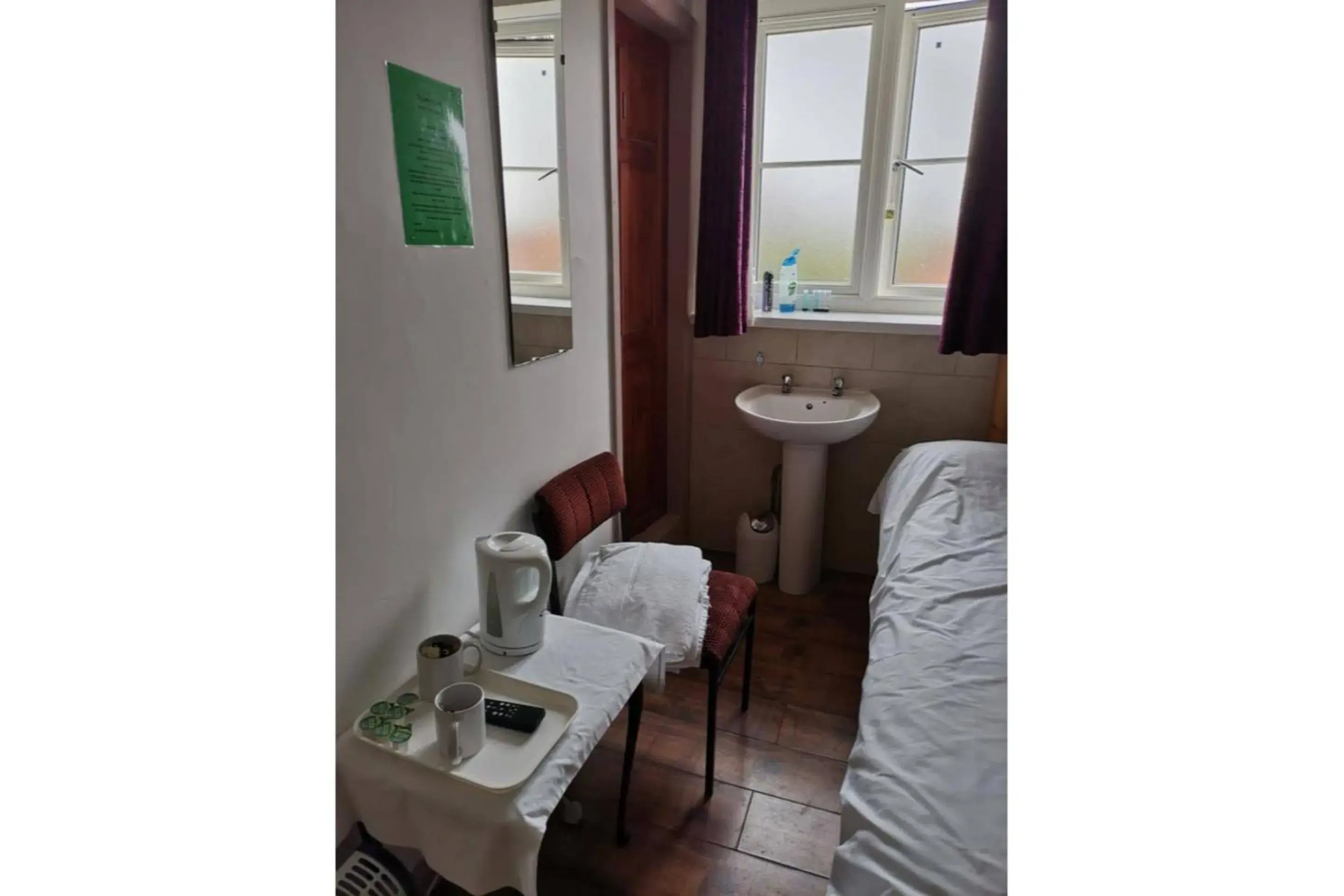 Bedroom in Swan Inn, Heathrow Airport Bedroom in Swan Inn, Heathrow Airport