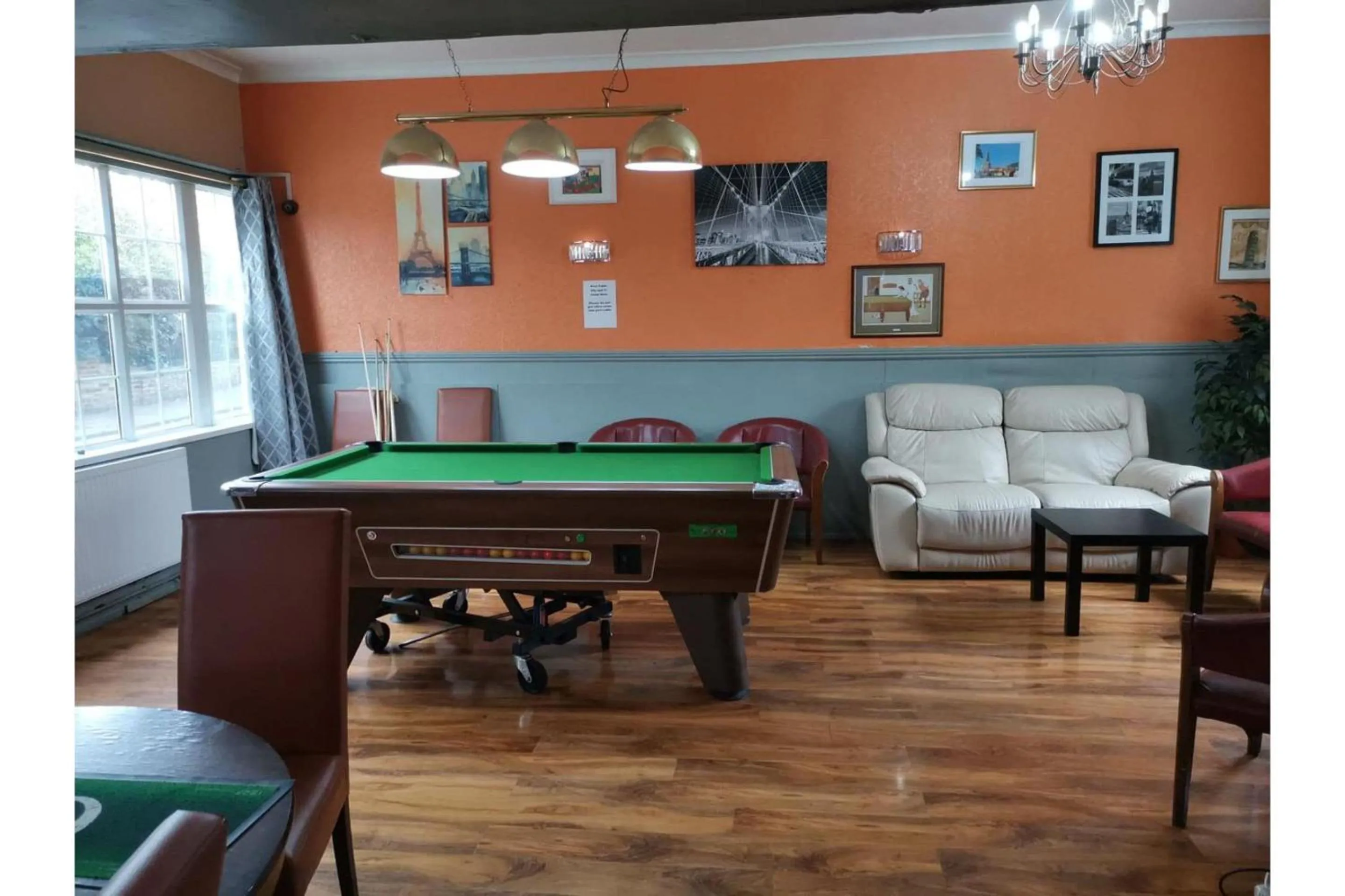 Entertainment in Swan Inn, Heathrow Airport