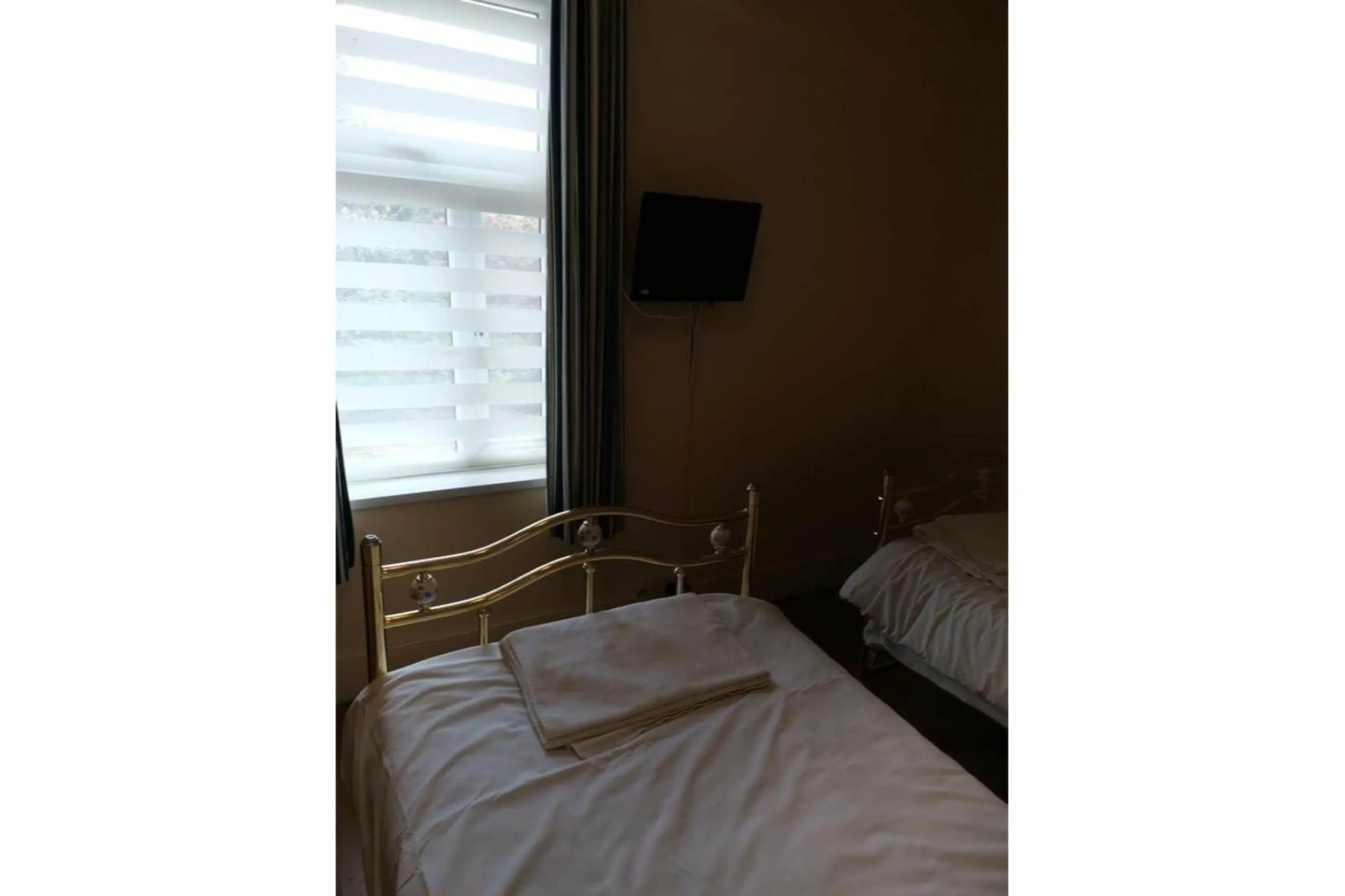 Bedroom, Bed in Swan Inn, Heathrow Airport