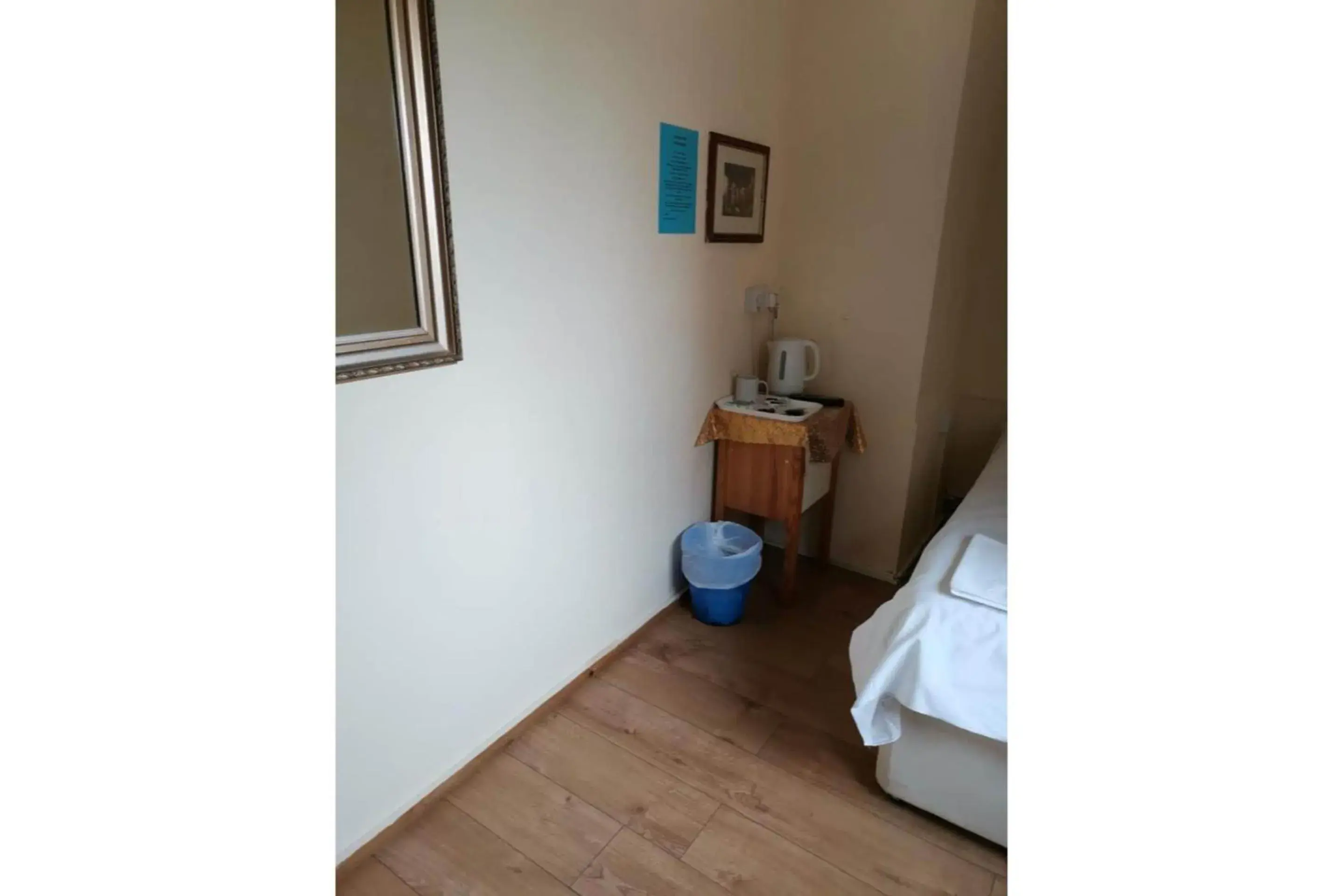 Bedroom, Bed in Swan Inn, Heathrow Airport Bedroom, Bed in Swan Inn, Heathrow Airport