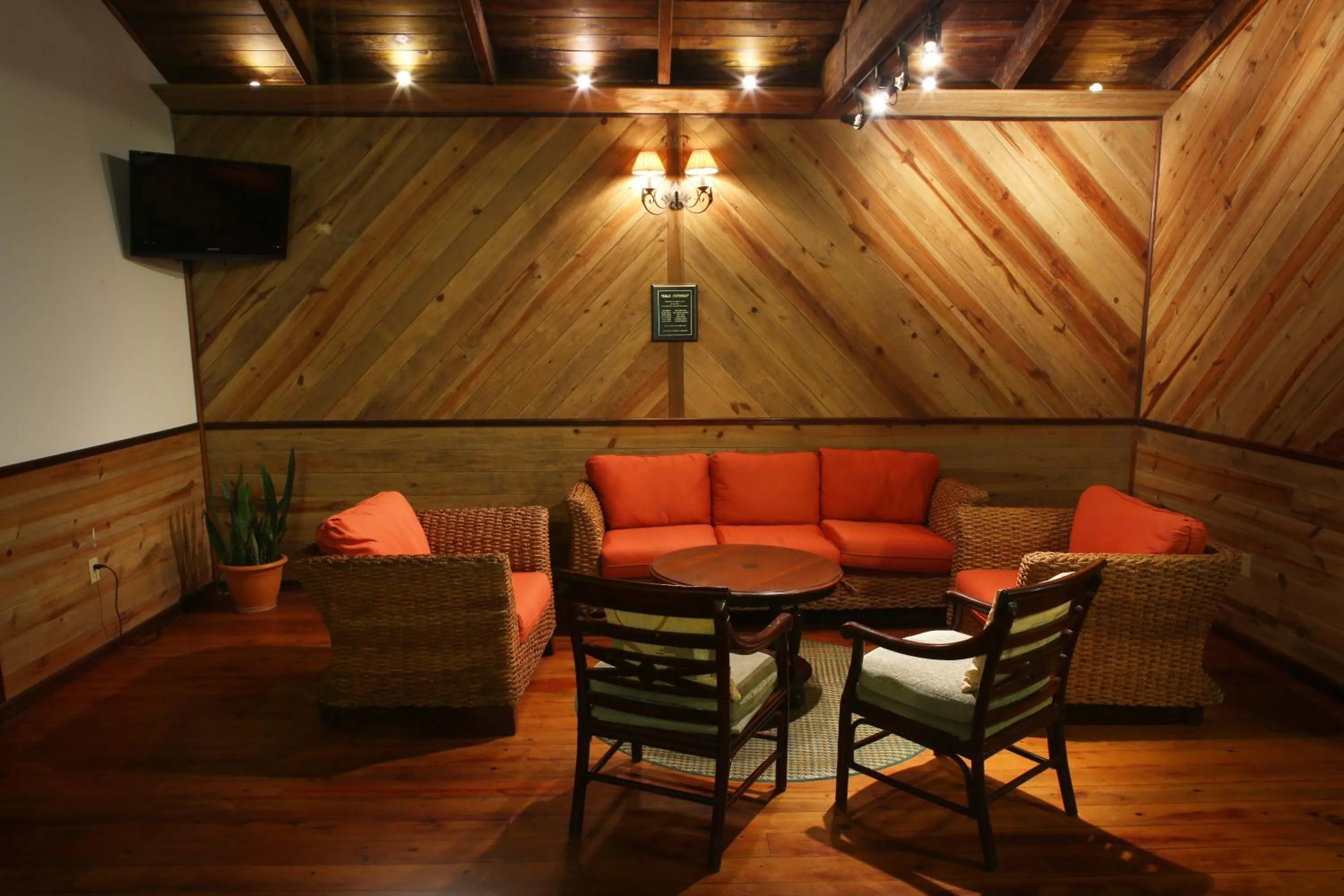 Communal lounge/ TV room in The Lodge at Pico Bonito