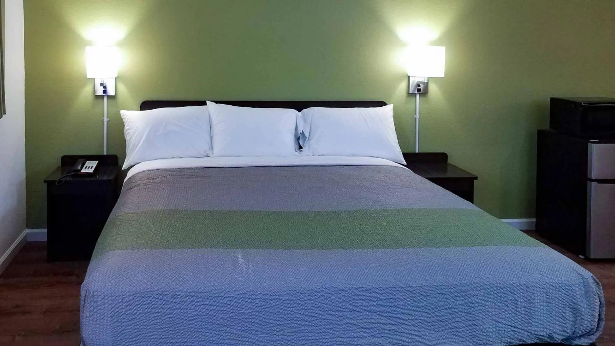 Other, Bed in Motel 6-Burlington, WA