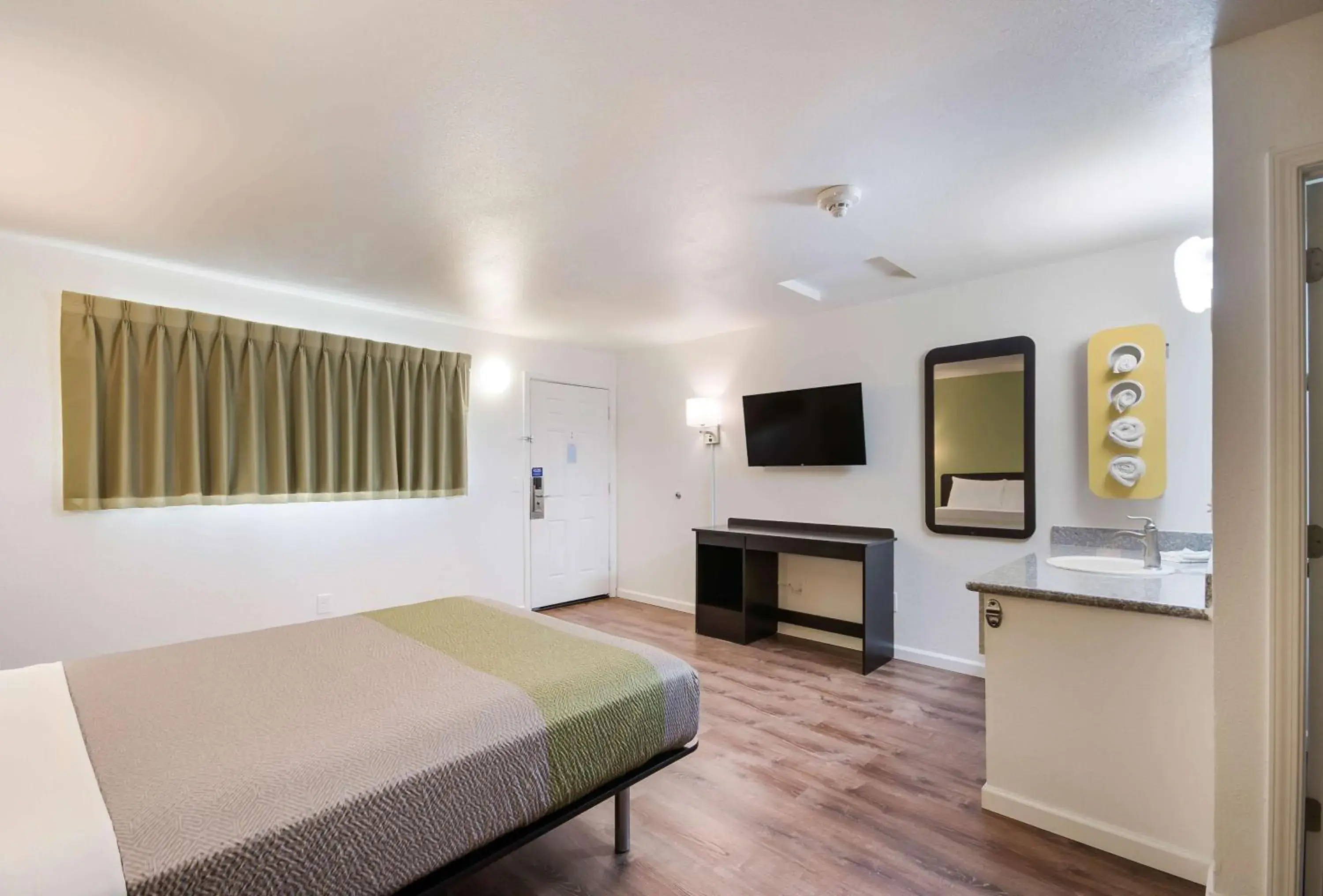 Deluxe Queen Room - Smoking in Motel 6-Burlington, WA Deluxe Queen Room - Smoking in Motel 6-Burlington, WA