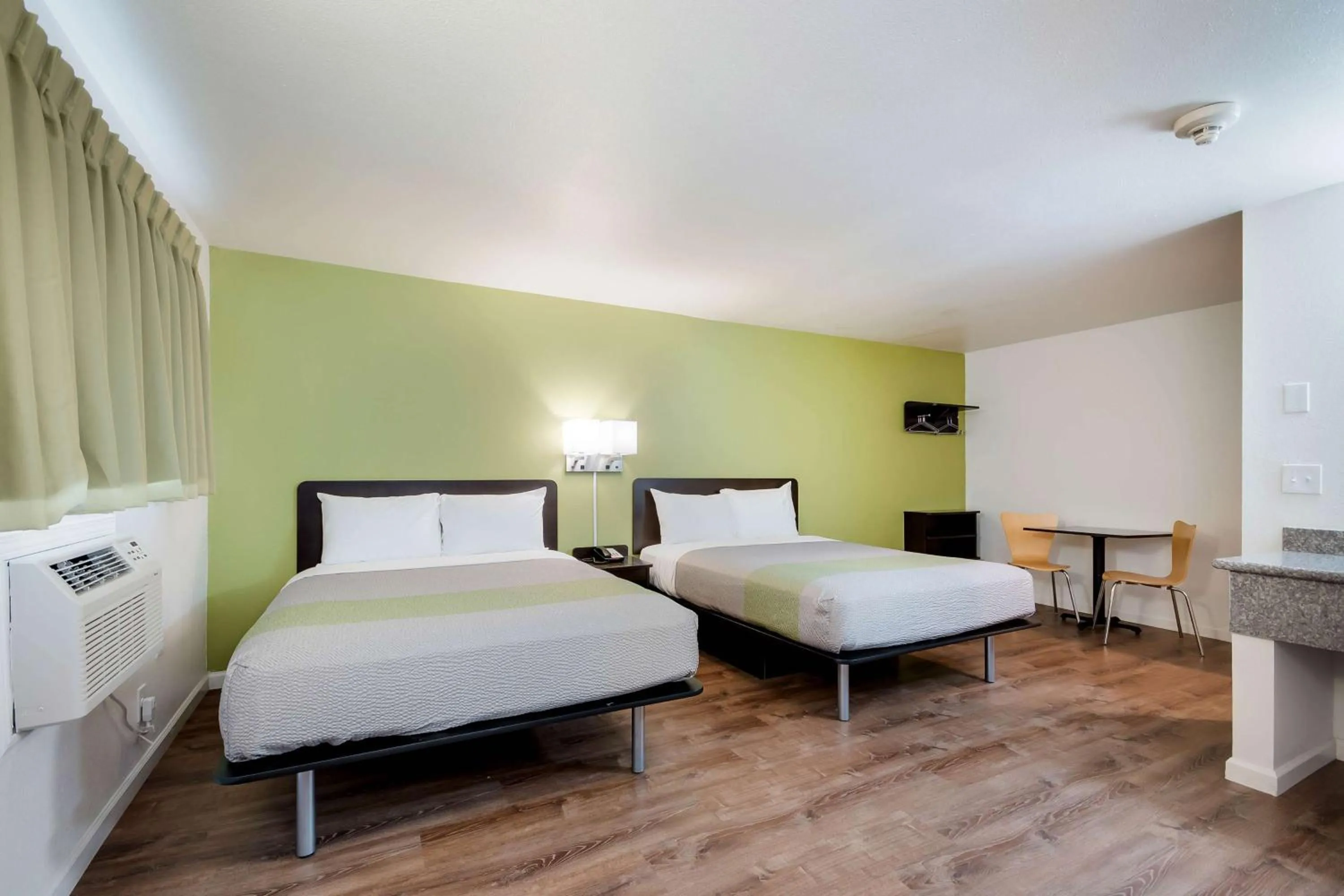 Photo of the whole room, Bed in Motel 6-Burlington, WA