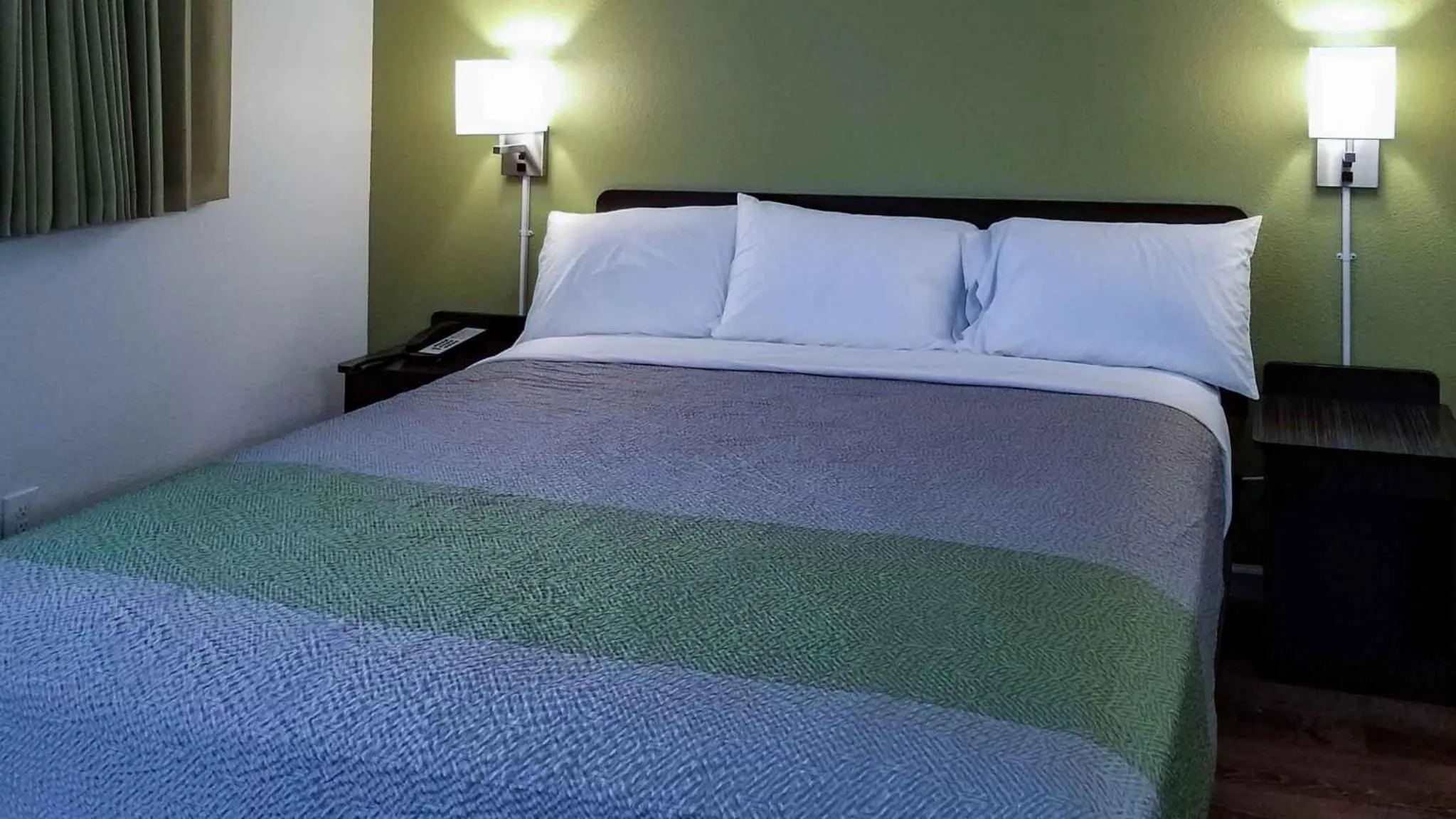 Other, Bed in Motel 6-Burlington, WA