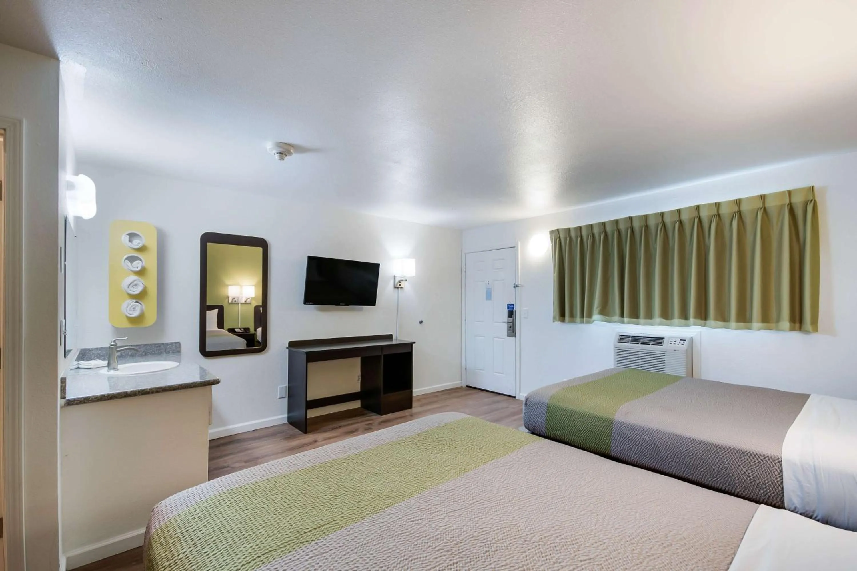 TV and multimedia, Bed in Motel 6-Burlington, WA