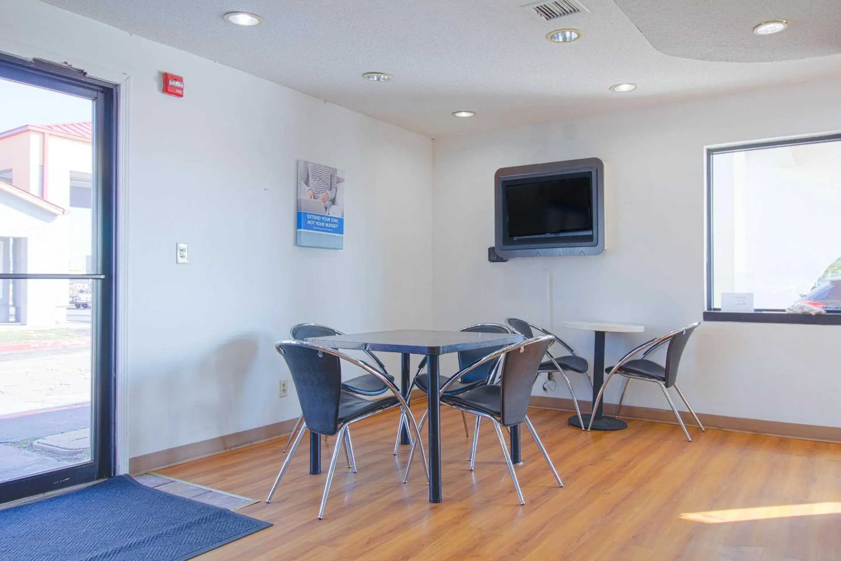 Lobby or reception, Dining Area in Studio Inn Extended Stay Oklahoma City Airport by OYO