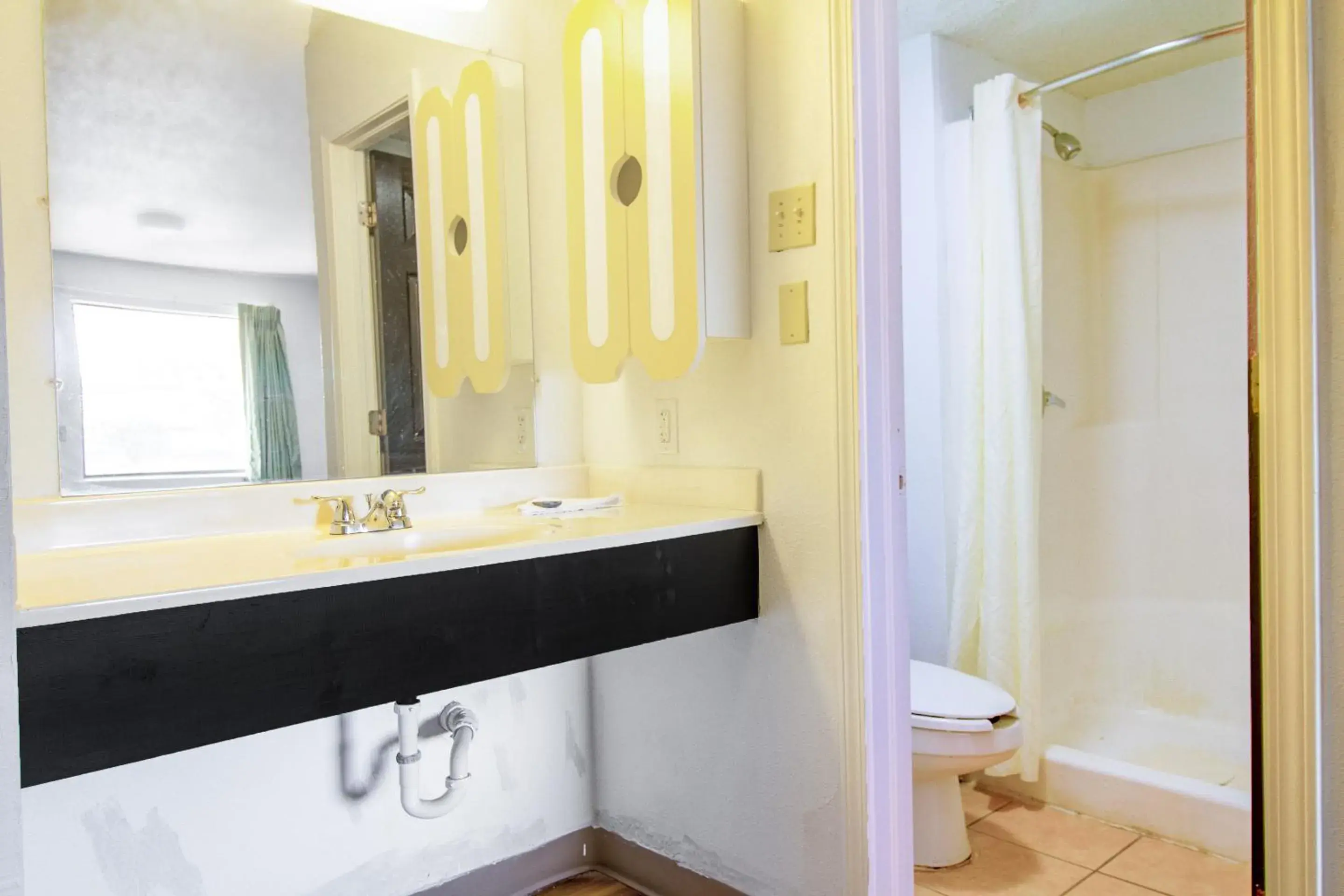 Bathroom in Studio Inn Extended Stay Oklahoma City Airport by OYO