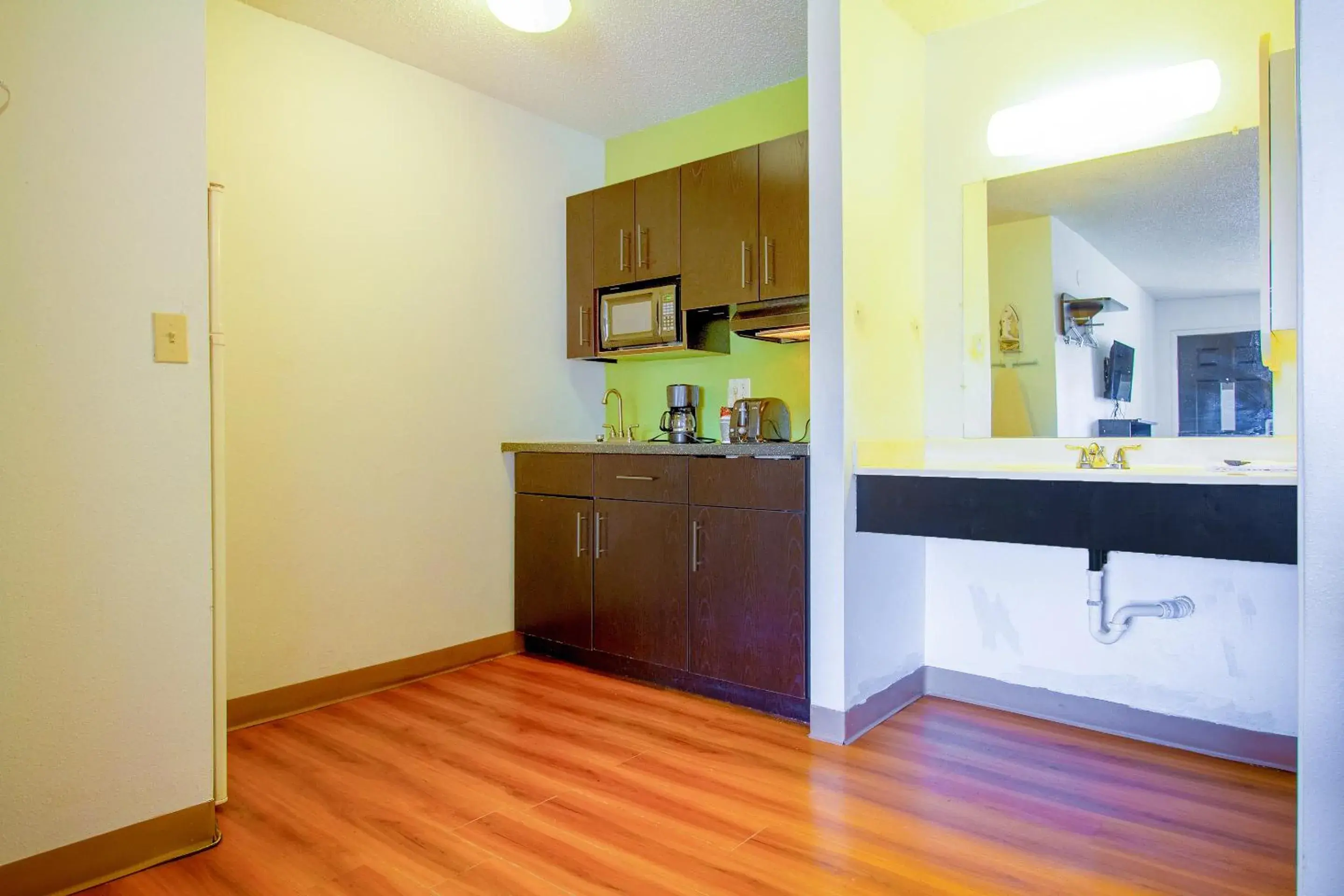 Kitchen or kitchenette, Kitchen/Kitchenette in Studio Inn Extended Stay Oklahoma City Airport by OYO