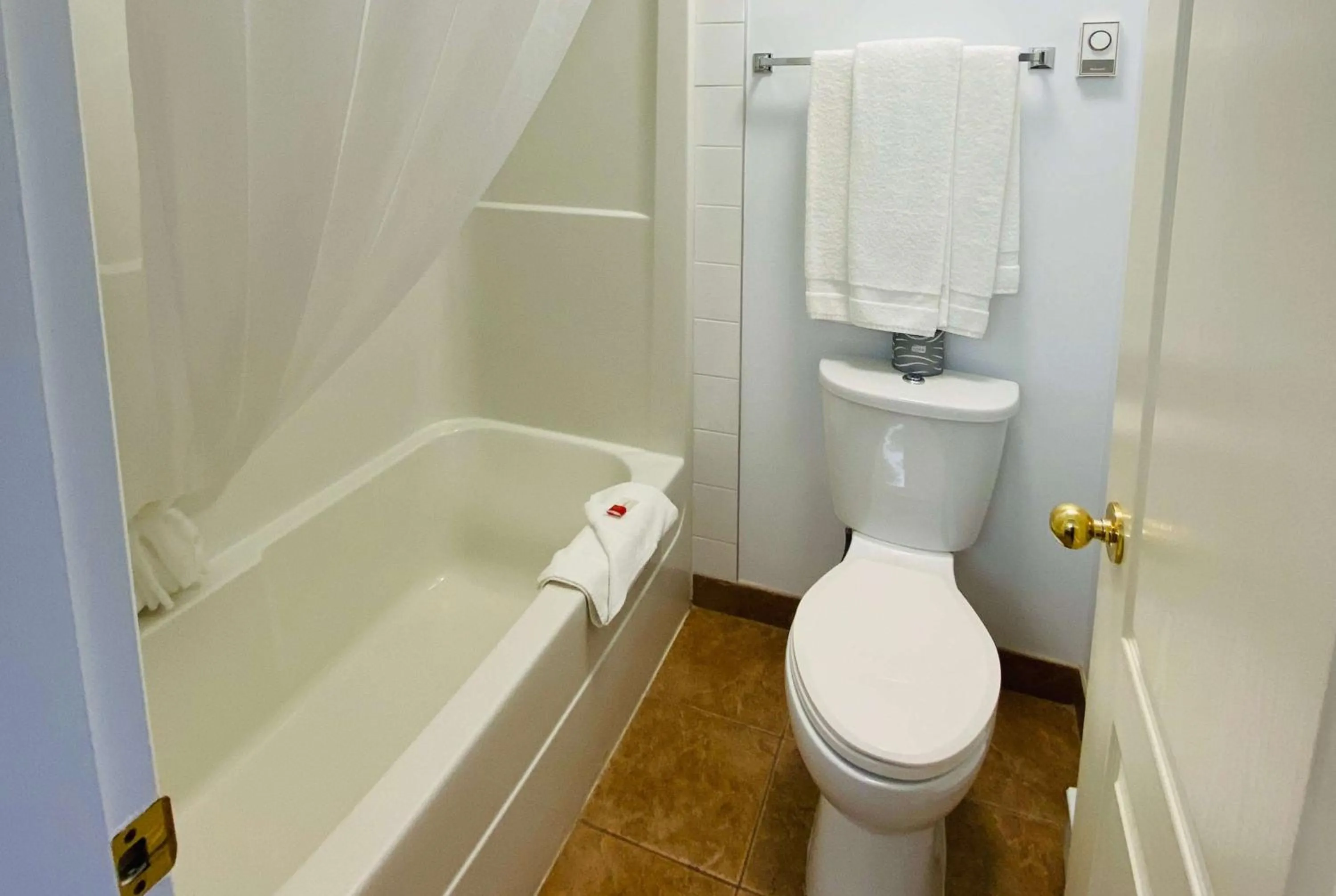 Bathroom in Super 8 by Wyndham 100 Mile House