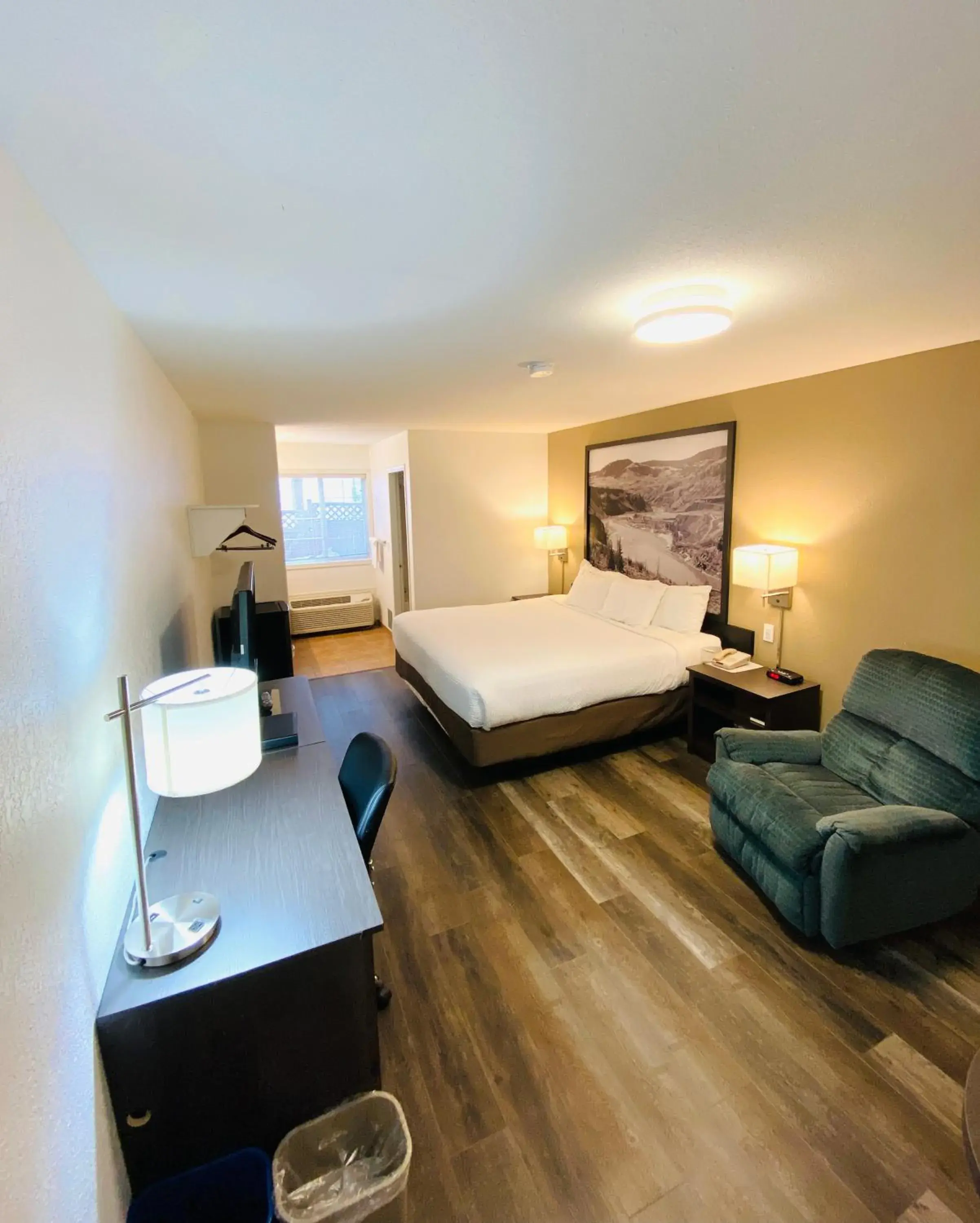 Bed in Super 8 by Wyndham 100 Mile House Bed in Super 8 by Wyndham 100 Mile House