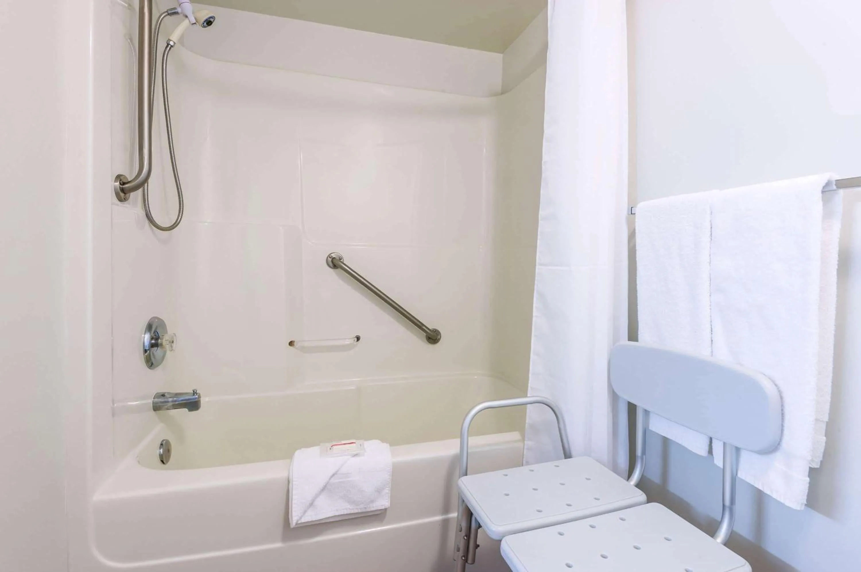 Bathroom in Super 8 by Wyndham 100 Mile House