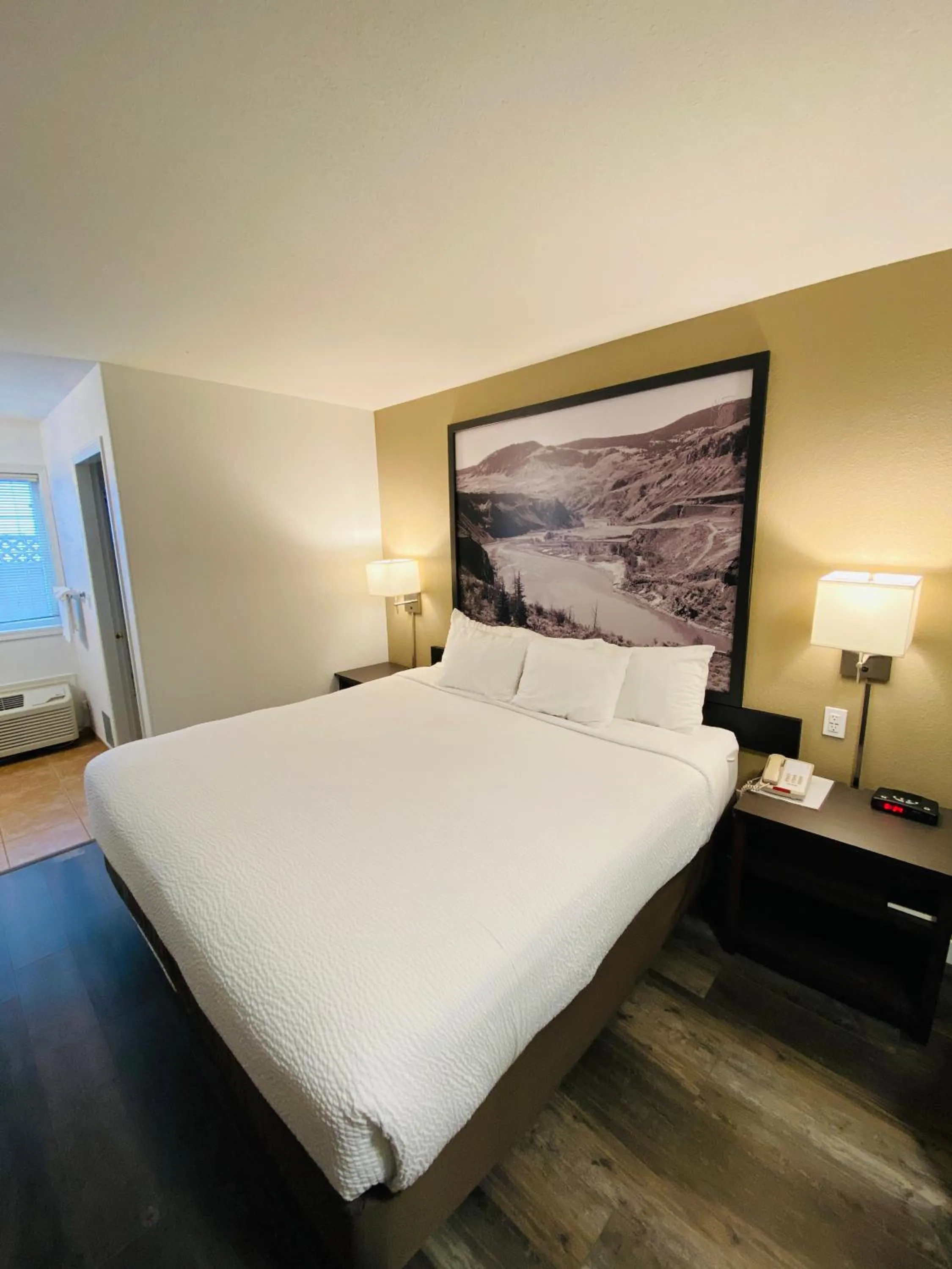 Bed in Super 8 by Wyndham 100 Mile House