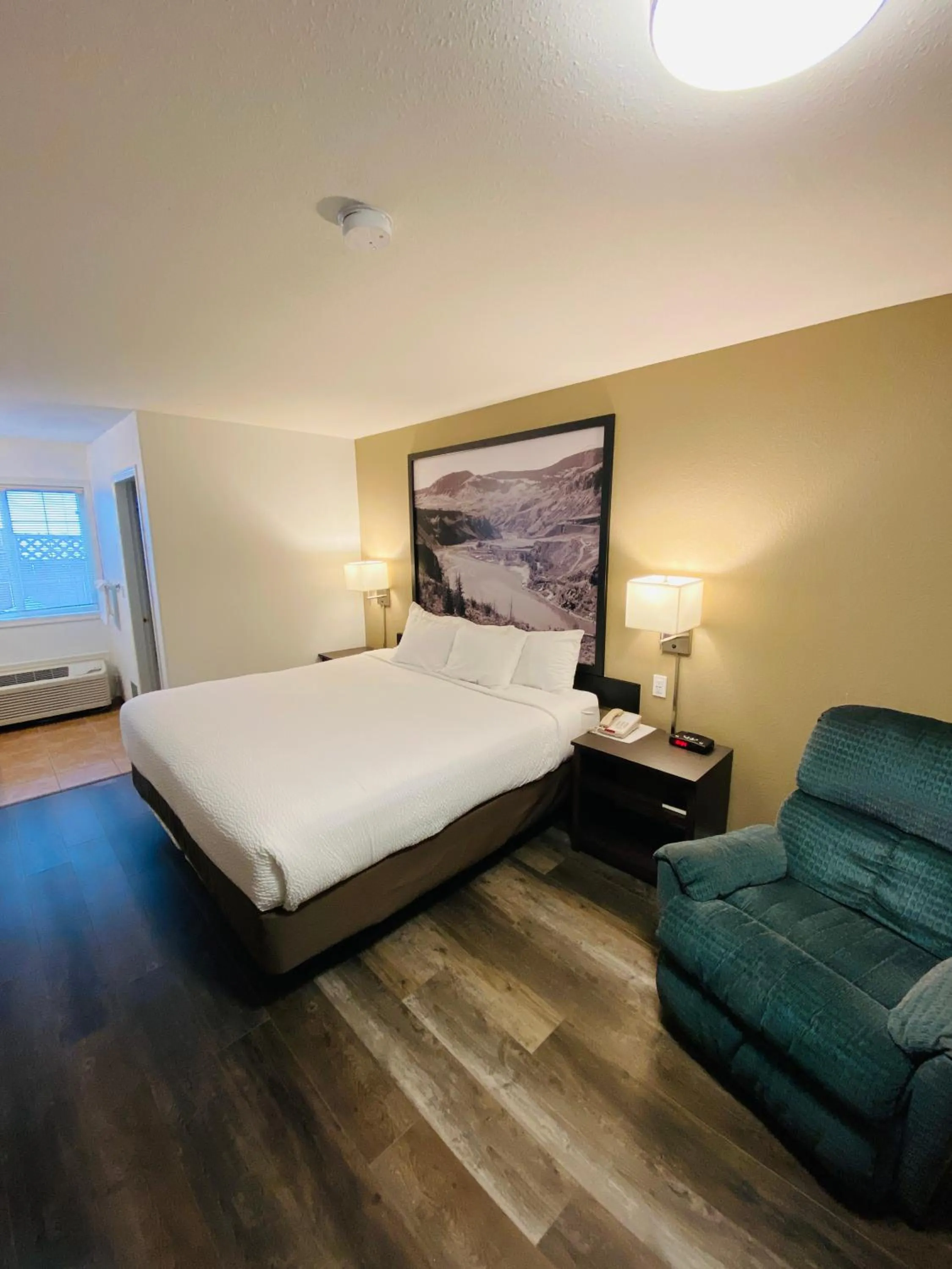 Bed in Super 8 by Wyndham 100 Mile House