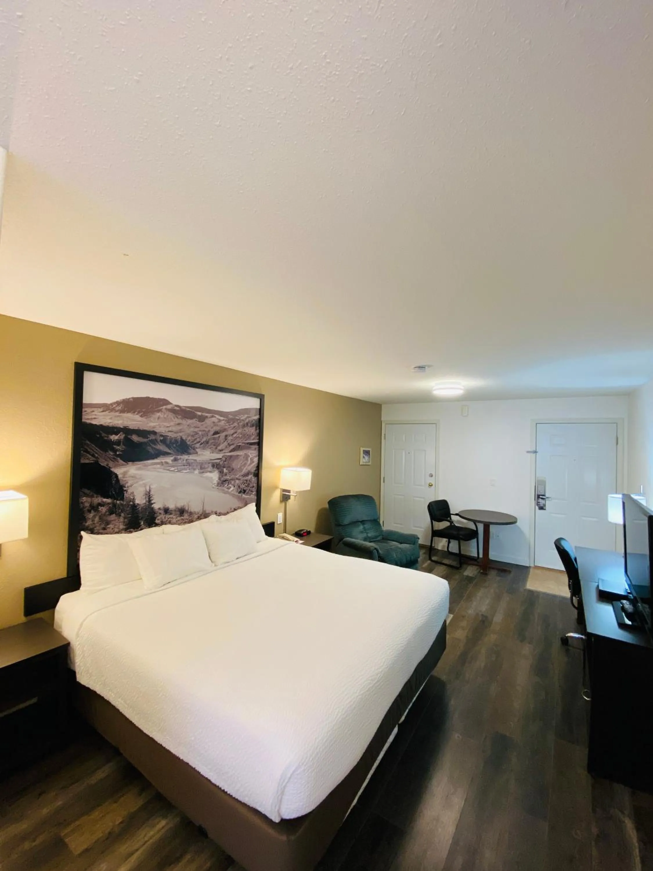 Bed in Super 8 by Wyndham 100 Mile House