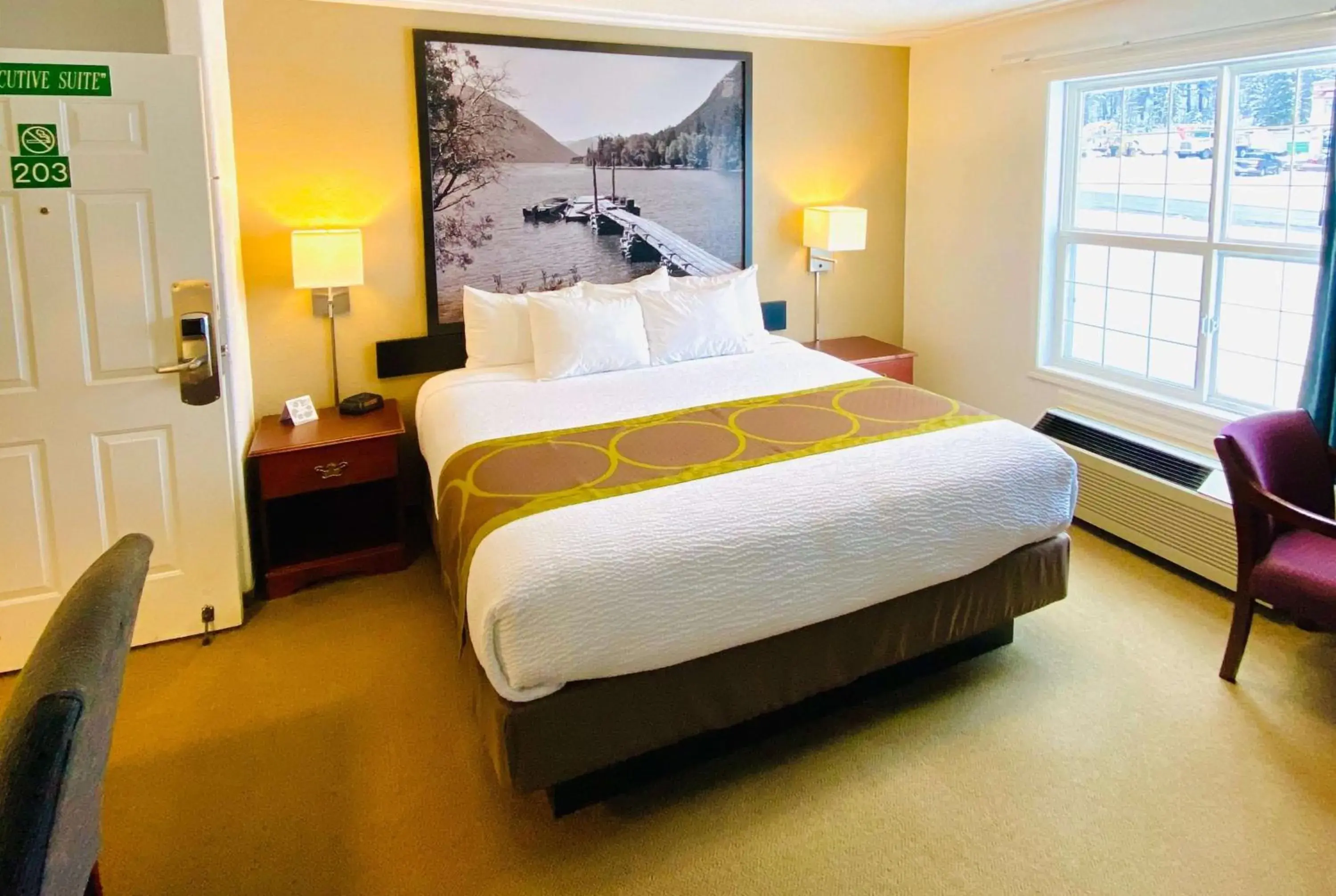 Photo of the whole room, Bed in Super 8 by Wyndham 100 Mile House Photo of the whole room, Bed in Super 8 by Wyndham 100 Mile House