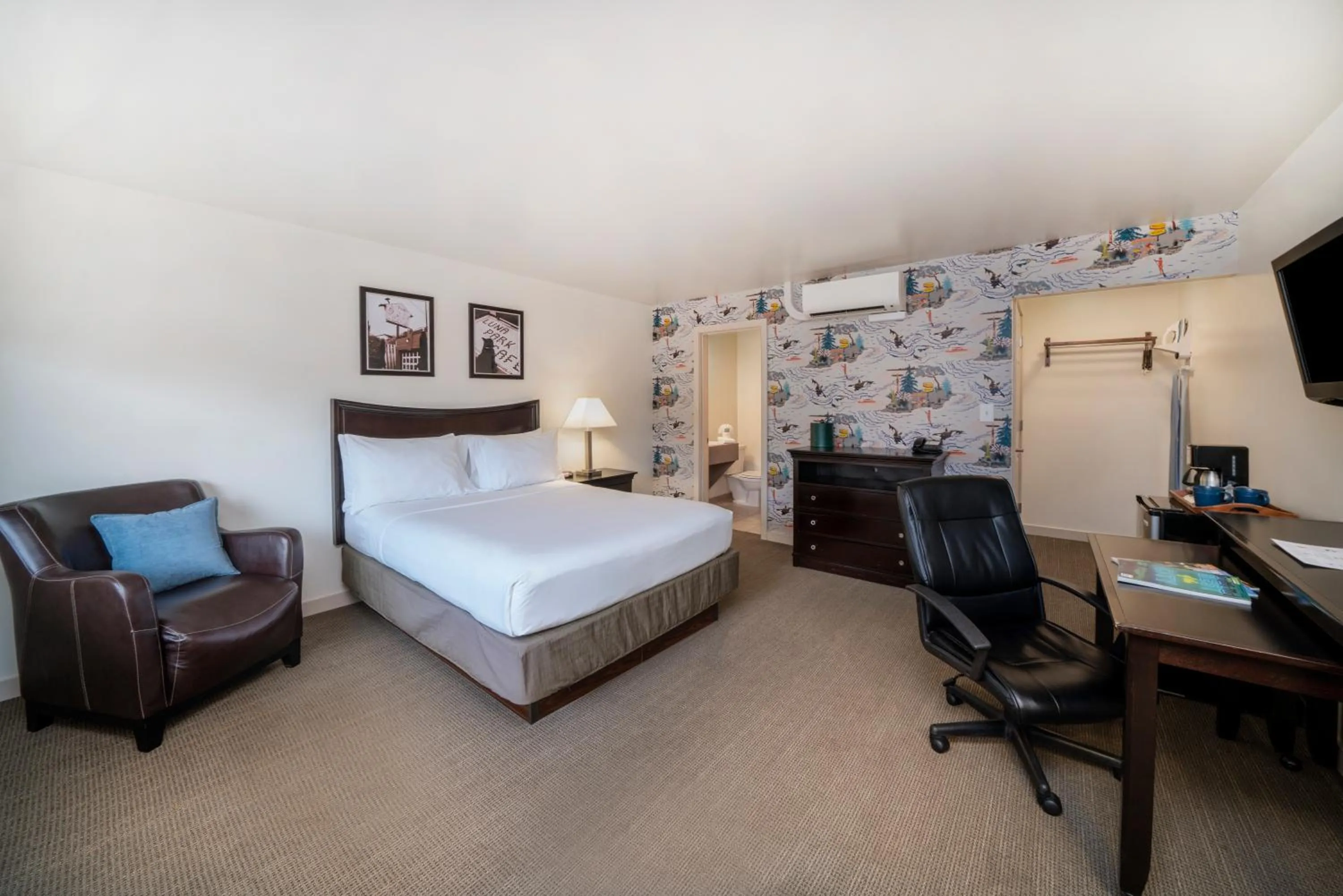 Photo of the whole room, Bed in The Grove West Seattle Inn