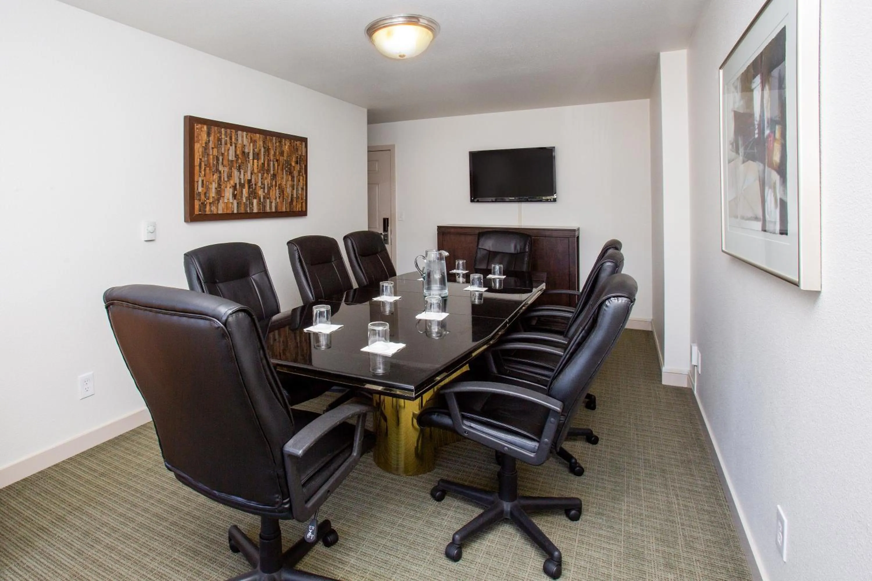 The Grove West Seattle Inn