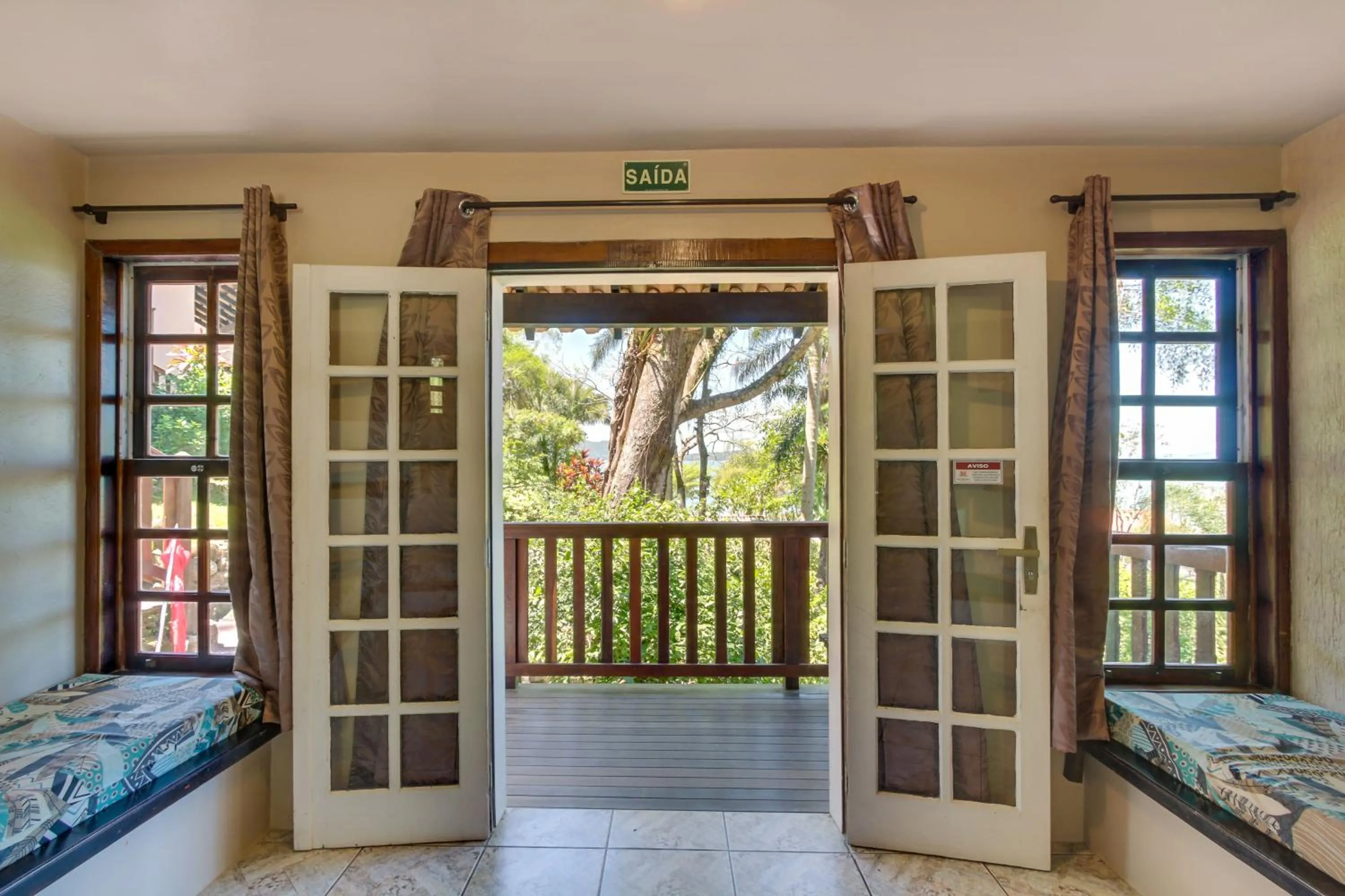 Communal lounge/ TV room, Bed in Pousada dos Ingleses